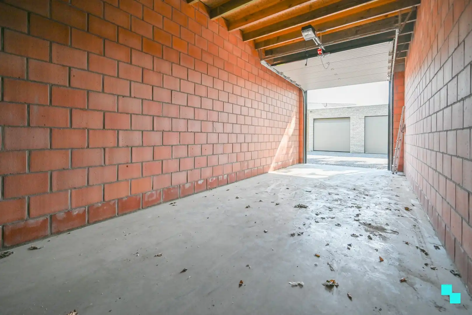 Garagebox van ca.25 m² met automatische poort te Izegem foto 4