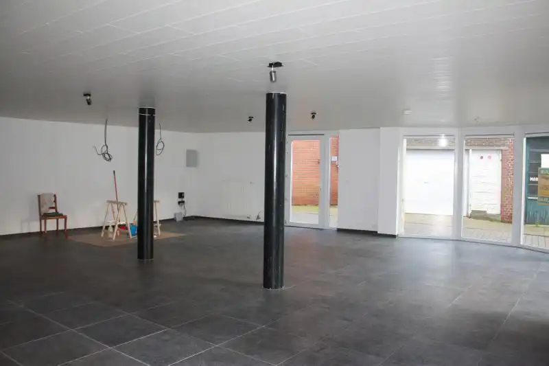 Ruim handelspand op 30 meter van de markt. foto 4