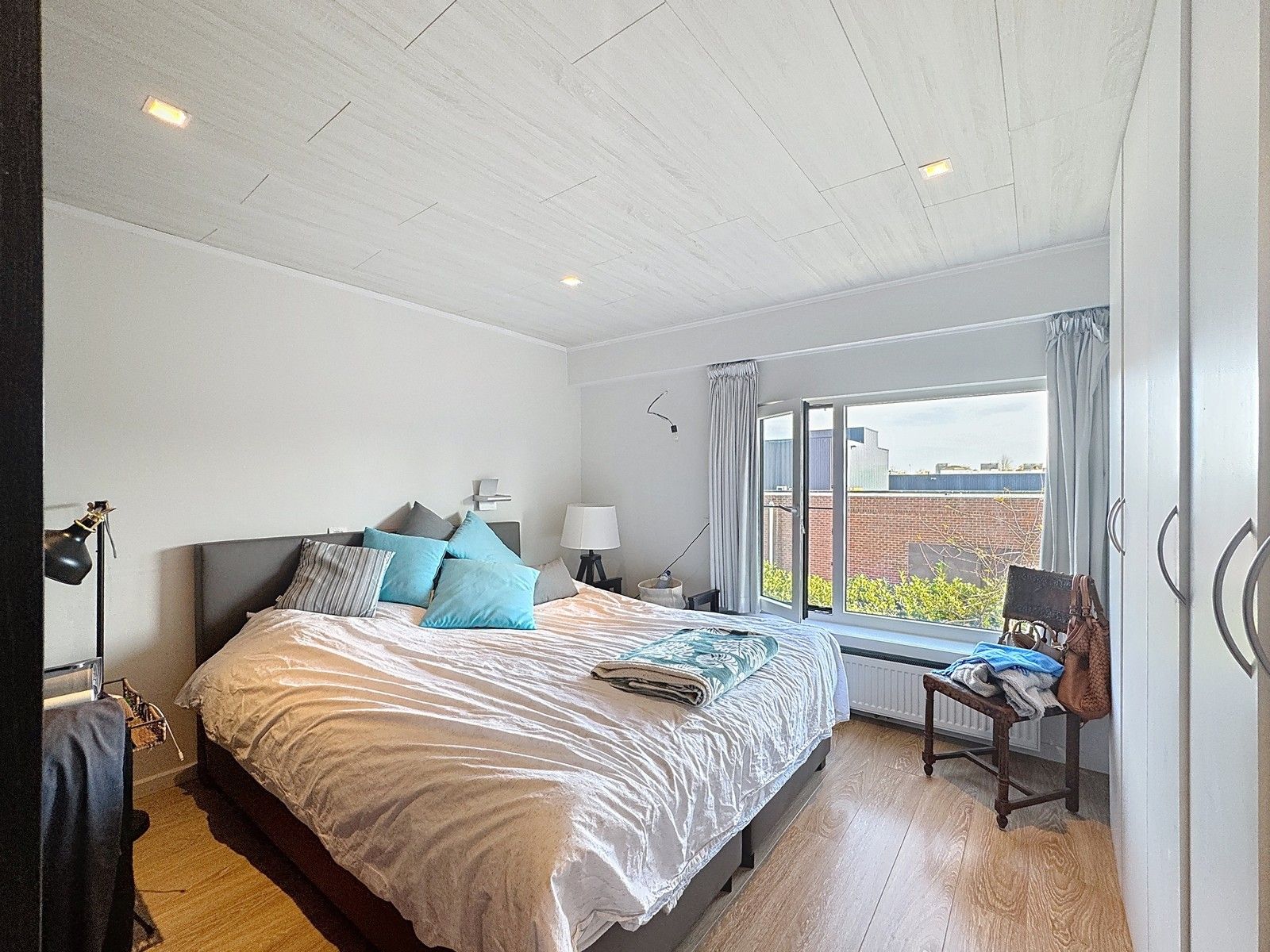 Instapklaar BEDRIJFSPAND, bestaande uit MAGAZIJNEN met geïntegreerde KANTOREN en ruim APPARTEMENT met terras op verdieping! Op industriezone "Waggelwater"! foto 13