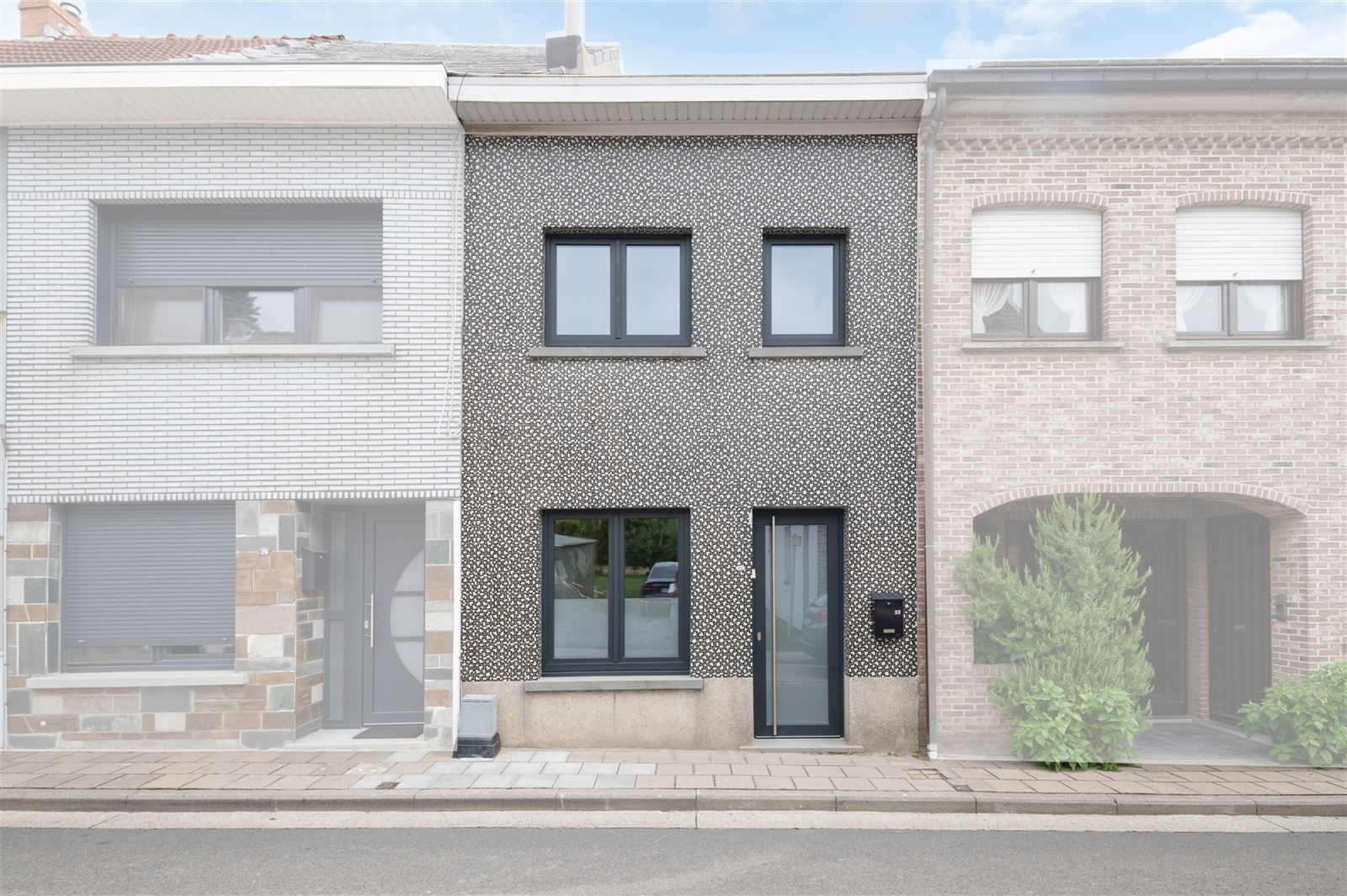 Instapklare rijwoning in rustige straat te Nieuwerkerken foto 2