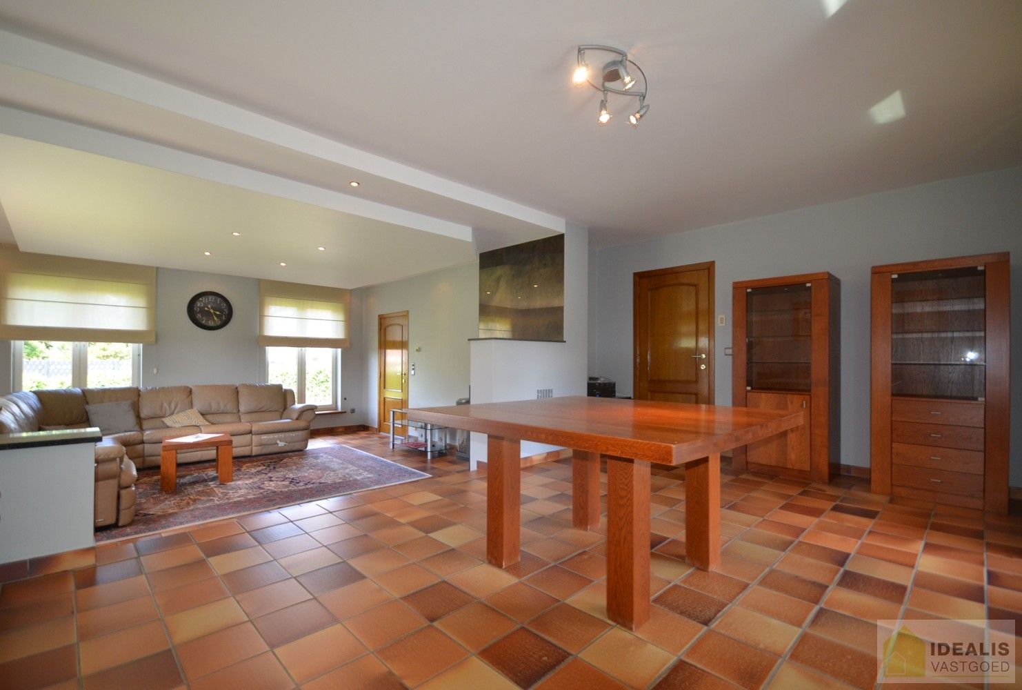 IDEALIS VASTGOED – Charmante, instapklare woning in een groene, rustige omgeving in hartje Hechtel (Hechtel-Eksel) met +-370m² bewoonbare oppervlakte! Deze gezellige woning biedt een aangename leefruimte, maar liefst 5 slaapkamers, 2 badkamers, een praktische indeling én een ruime tuin waar je volop kan genieten van het uitzicht. Het pand bevindt zich op een mooi breed perceel en is ideaal voor wie houdt van rust en privacy, maar toch een vlotte verbinding wenst naar omliggende gemeenten en steden. foto 9