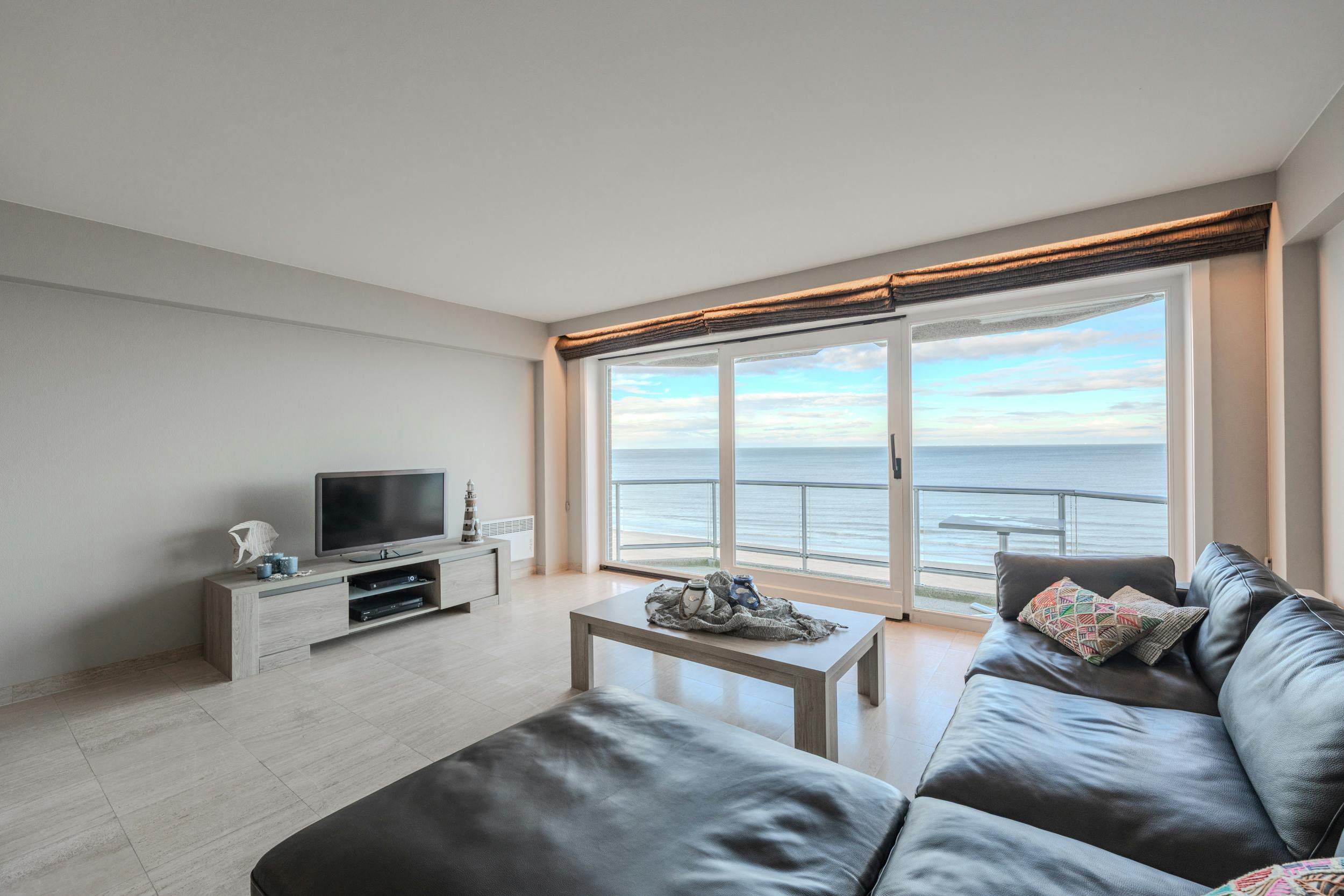 Ruim 2-slaapkamer appartement met frontaal zeezicht ! foto 9