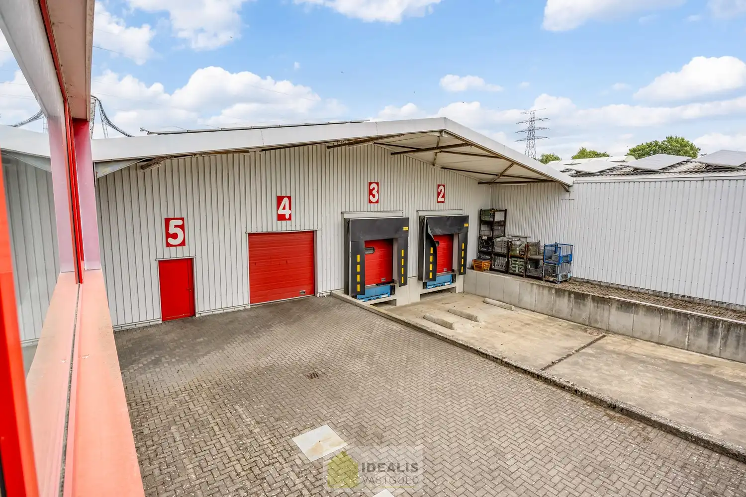 IDEALIS VASTGOED – Industrieel bedrijfsgebouw van maar liefst +-5000m² bruikbare oppervlakte, bestaande uit bedrijfshallen, kantoor- en vergaderruimtes en een appartement met een centrale ligging op industrieterrein Genk Zuid op een perceel van 10.326m² (1,03 hectare). foto 8