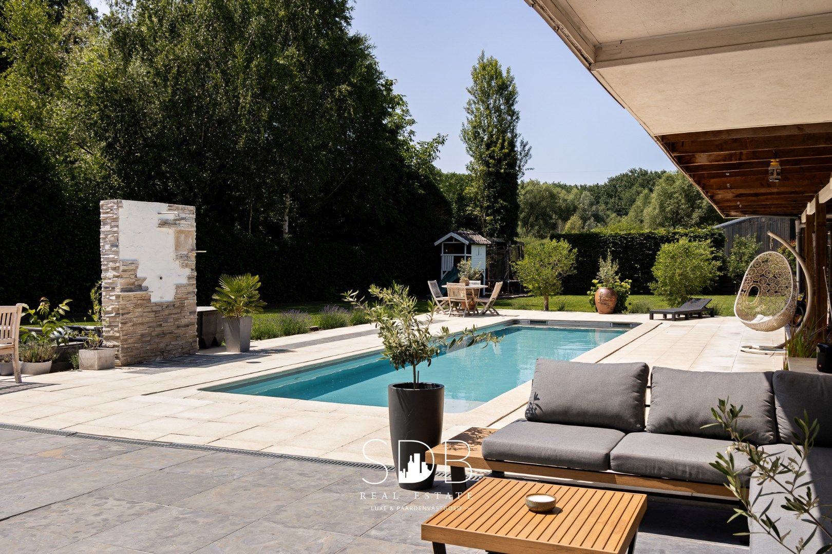 Prachtige hedendaagse villa met gezinstuin en zwembad op 1.387m² foto 24