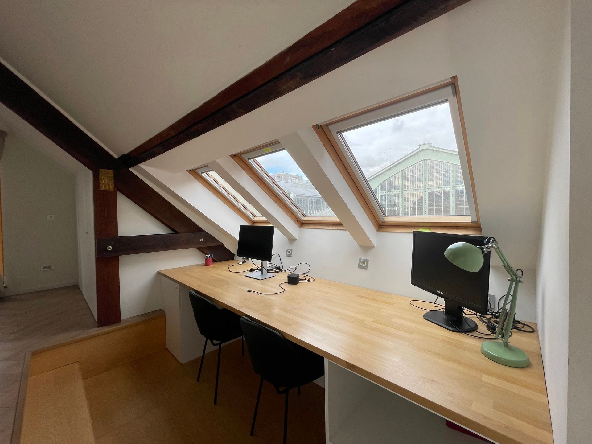 Bemeubelde loft met veel lichtinval foto 8