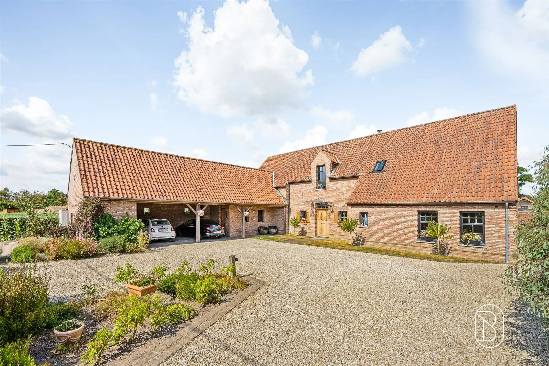Prachtige klassewoning met paardenaccomodatie foto {{pictureIndex}}