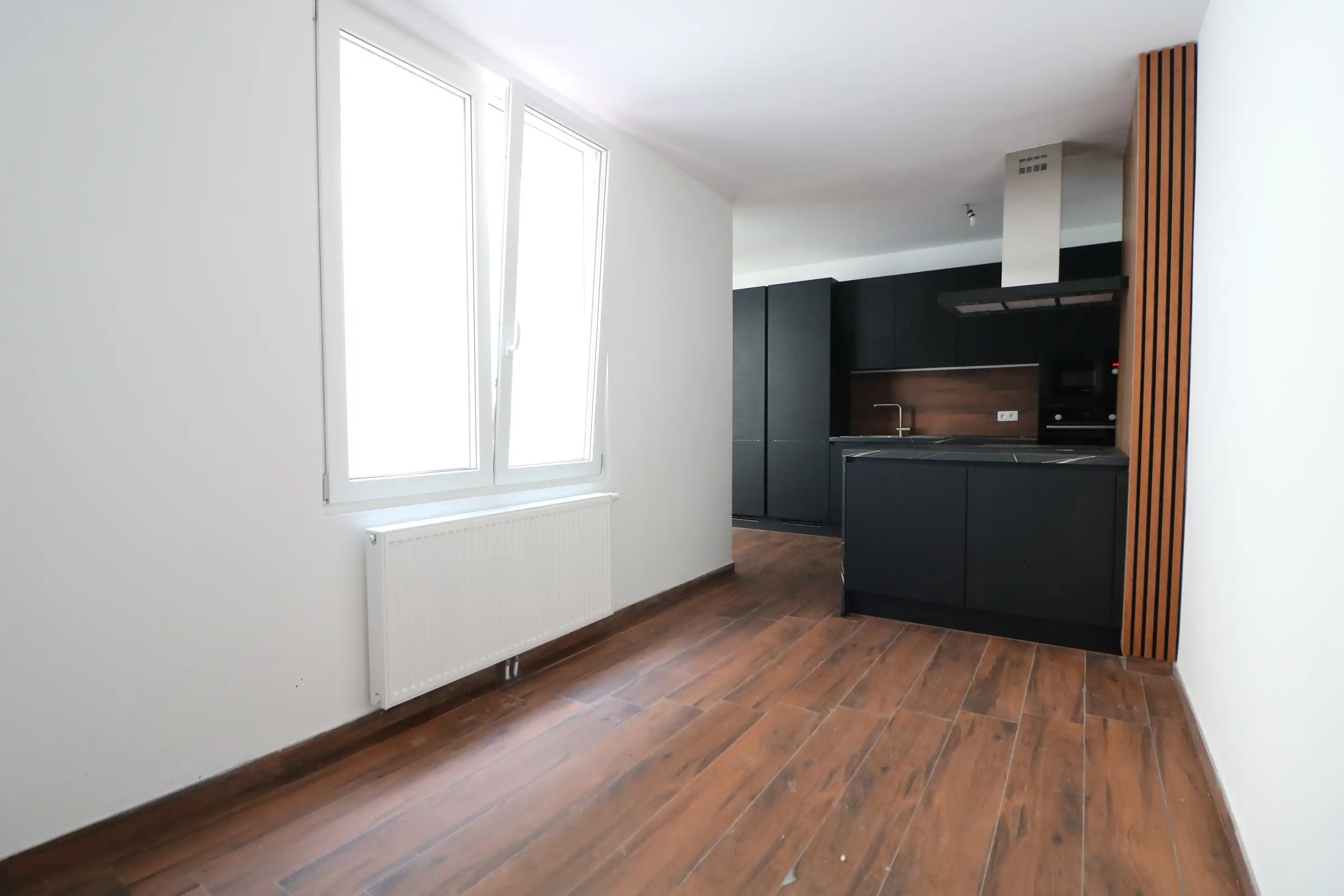 Zeer ruim, volledig gerenoveerd duplexappartement (162 m²) met 3 slaapkamers en 2 badkamers. foto 2