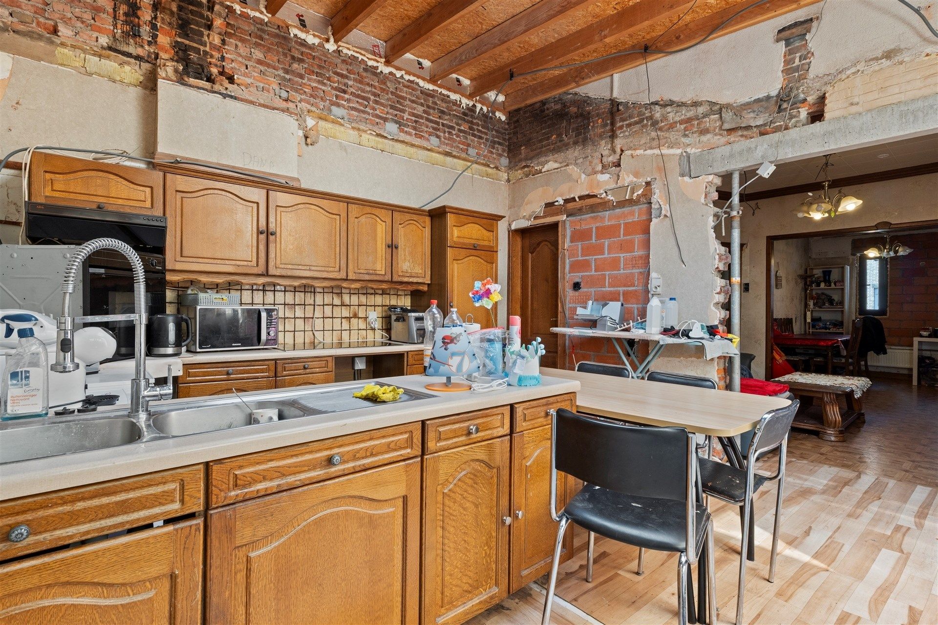 Deels gerenoveerde rijwoning te centrum Stekene foto 5