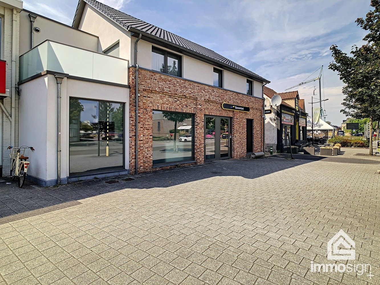 Ruime kantoorruimte met aanpalend bankcontact in het centrum van Kaulille! foto {{pictureIndex}}