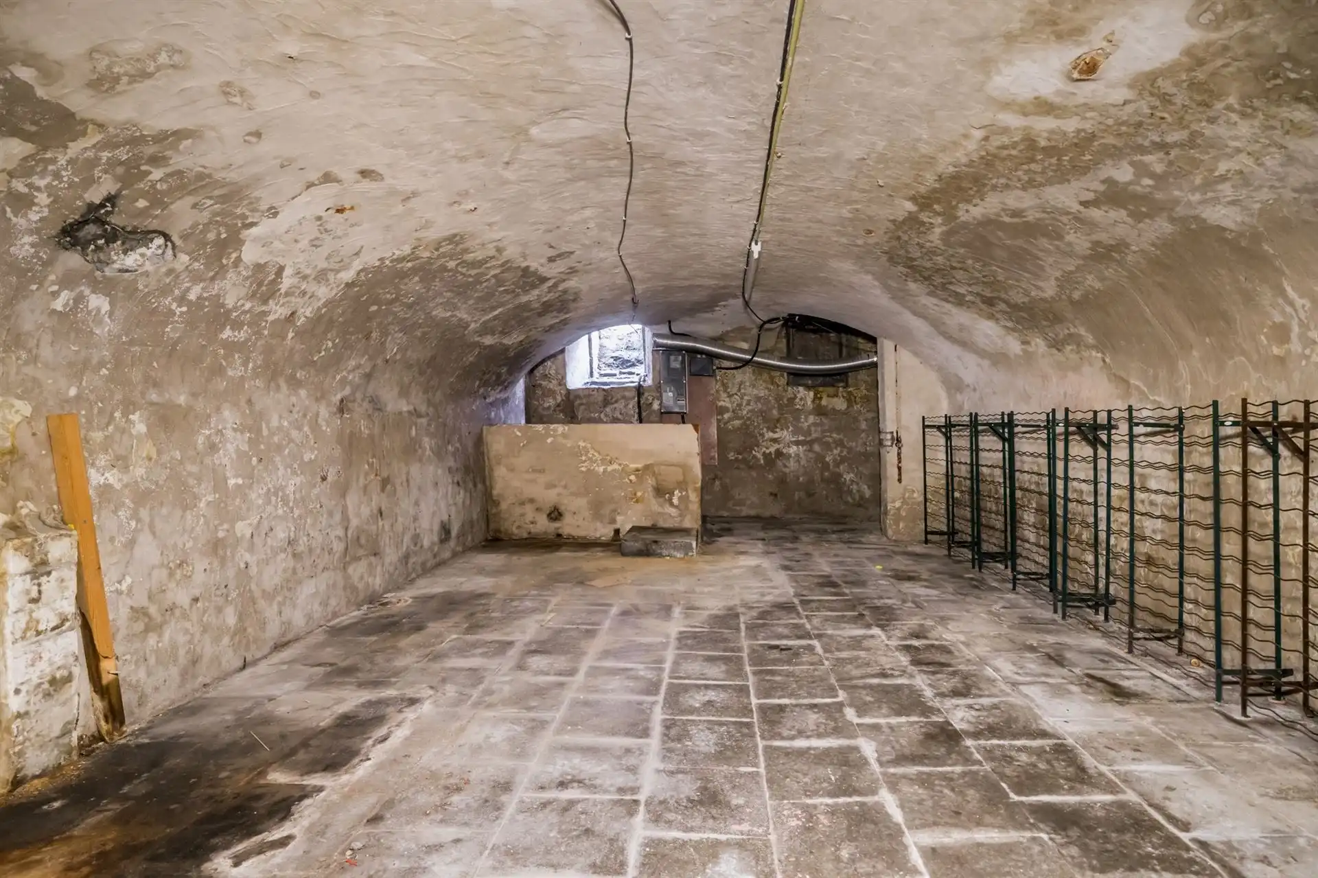 Handelspand met grote etalage op een toplocatie aan de Grote Markt te Mechelen! foto 17