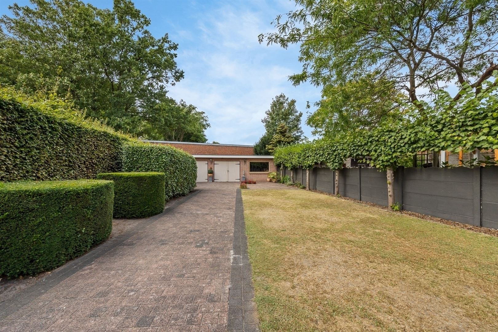 Halfopen bebouwing met dubbele garage gelegen nabij centrum Brasschaat  foto 12