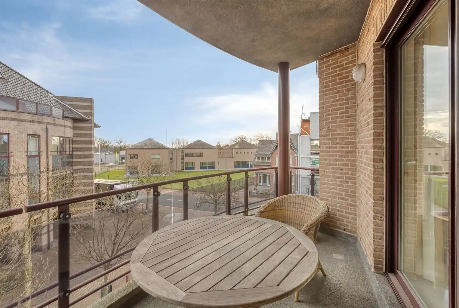 Prachtig, uitzonderlijk ruim appartement met 2 slaapkamers, 2 terrassen en inpandige garagebox, gelegen nabij het centrum van Maaseik. foto 3