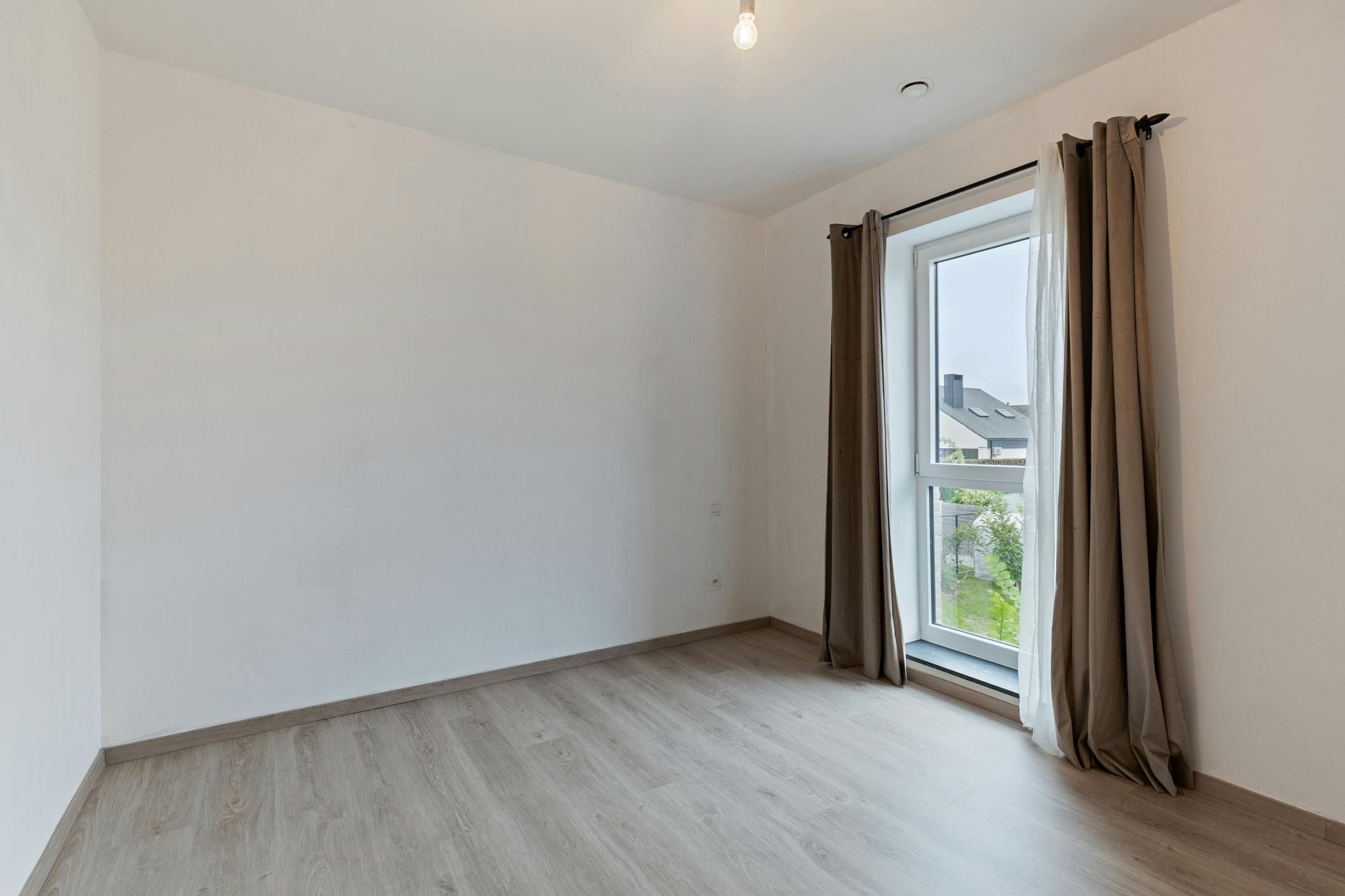 Instapklare woning met carport te koop in centrum Eeklo foto 9