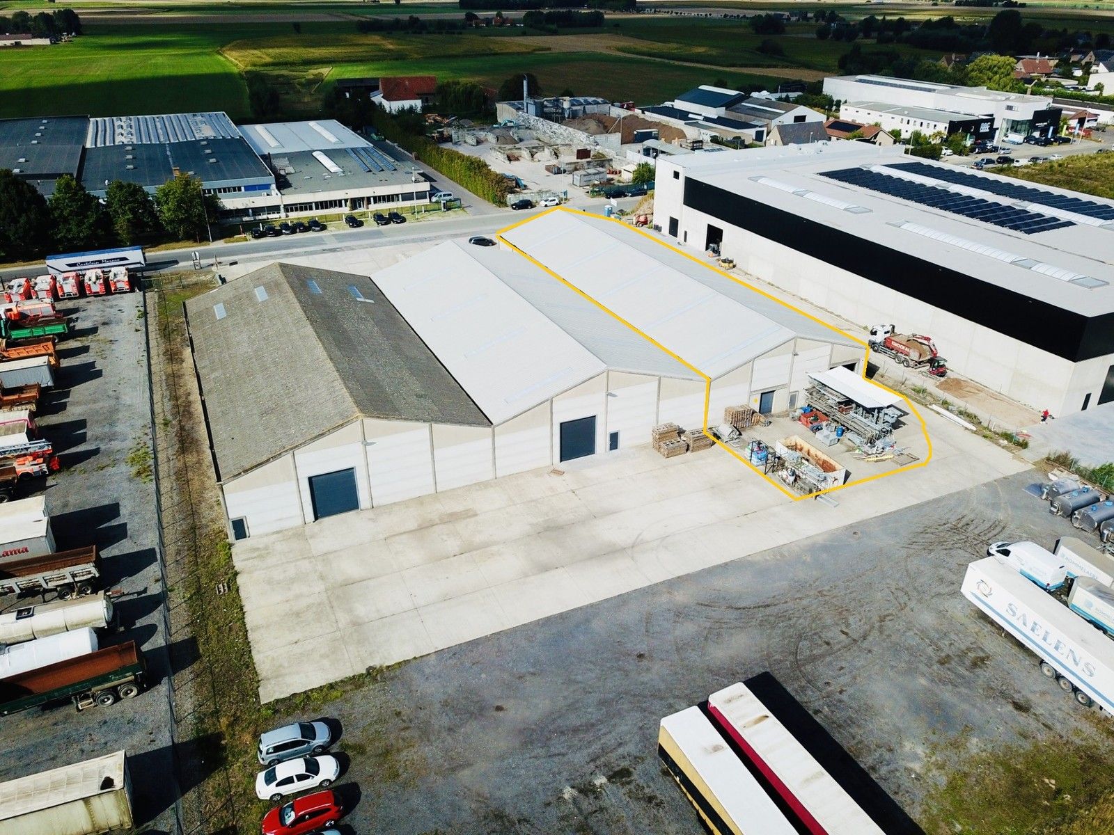 Instapklaar MAGAZIJN (1.250m²), voorzien van 3 elektrische sectionaalpoort, smeerput en verhard terrein (voor- en achterkant) op industriezone te Gistel. foto 2