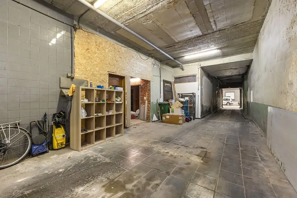 Magazijn met woning foto 2