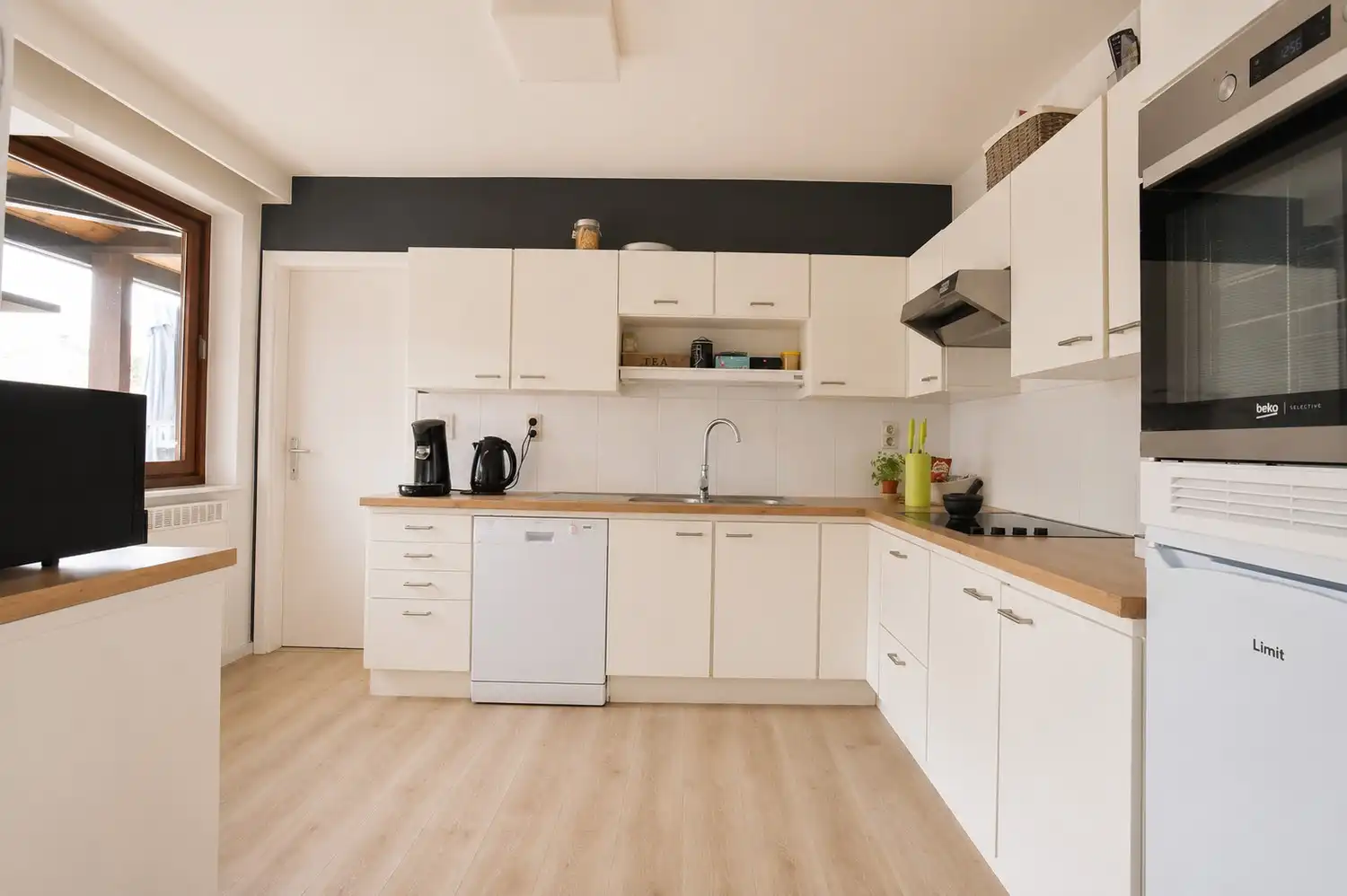 Royale gezinswoning met 4 slaapkamers op toplocatie, inclusief naastliggend perceel grond foto 11