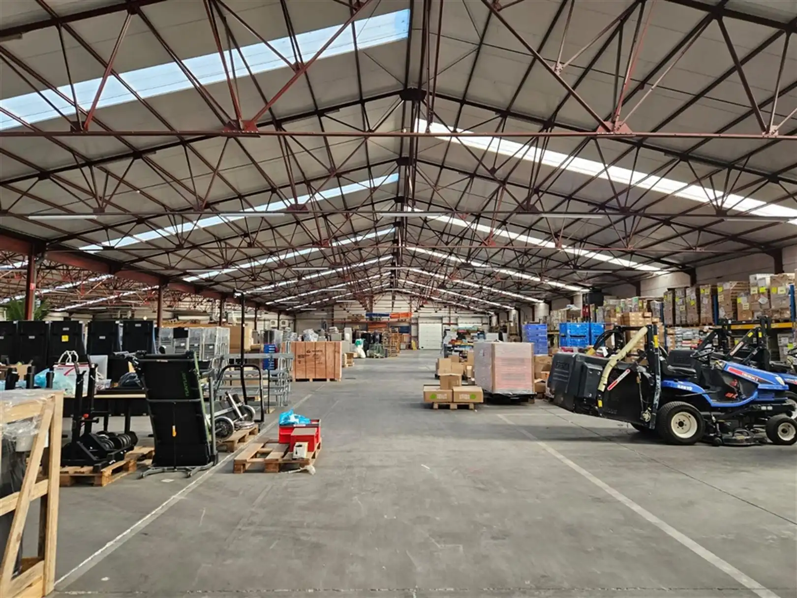 Magazijn met laadkades en kantoren foto 8