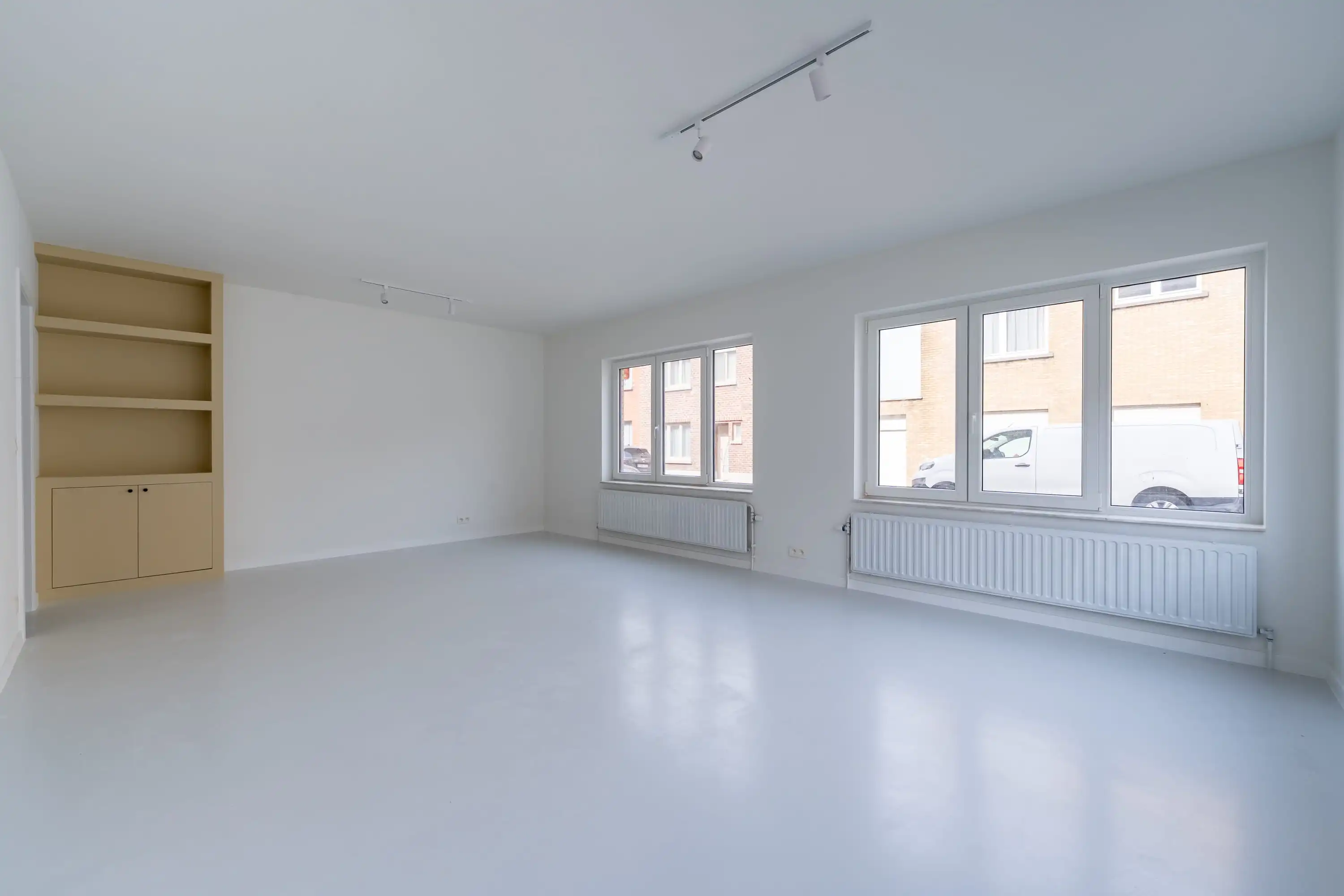 Volledig gerenoveerde bureau met koer in Sint-Pieters-Leeuw foto {{pictureIndex}}