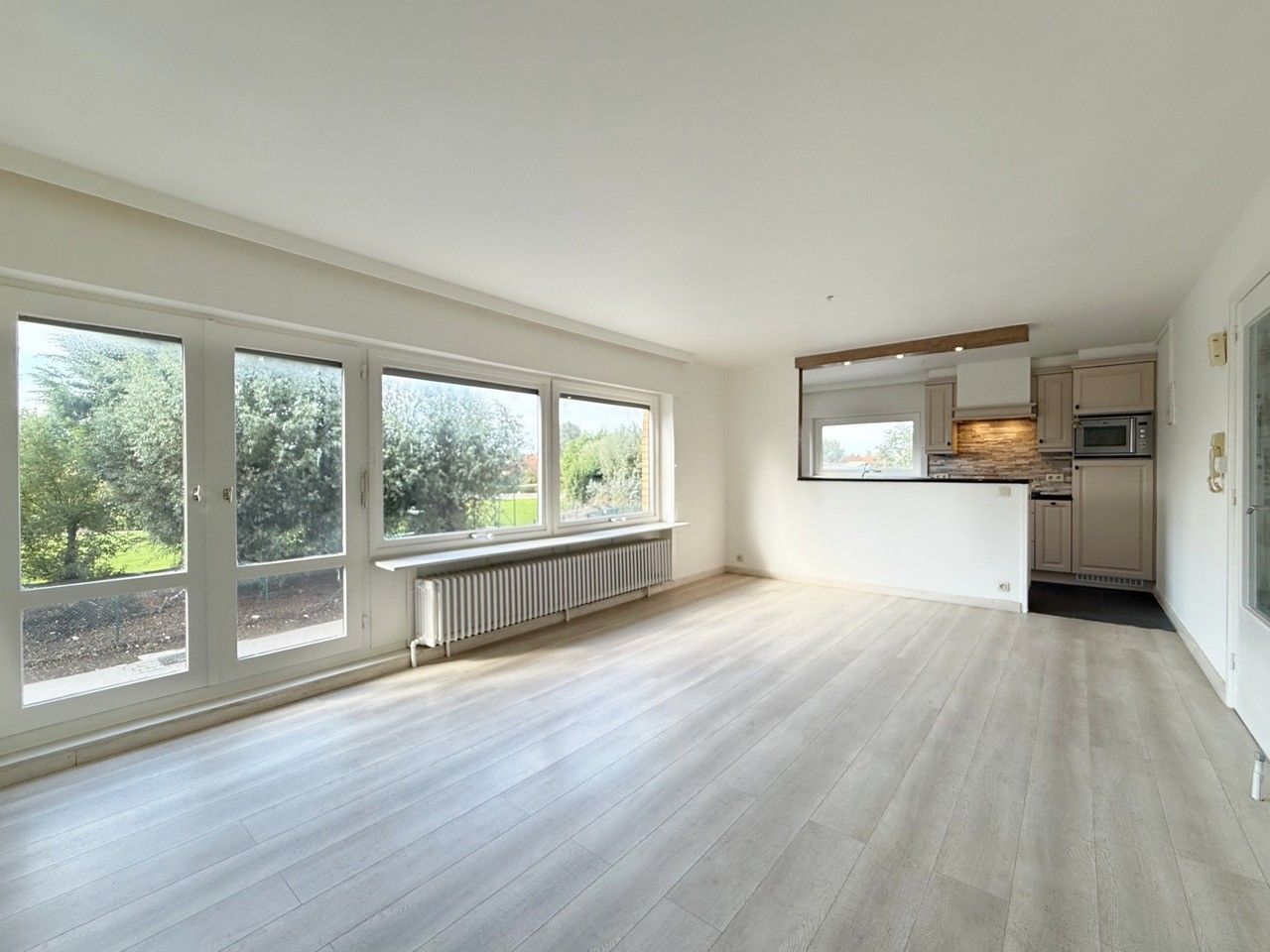 Instapklaar appartement met terras en garage te Bredene foto 4