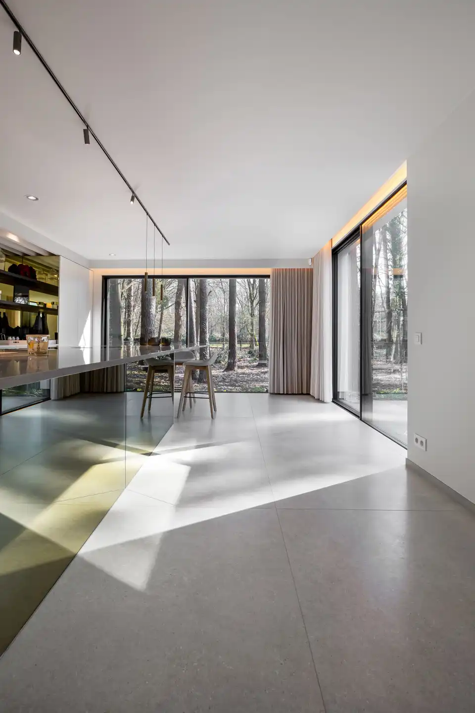 Exclusieve moderne villa met panoramisch zicht op groen foto 8