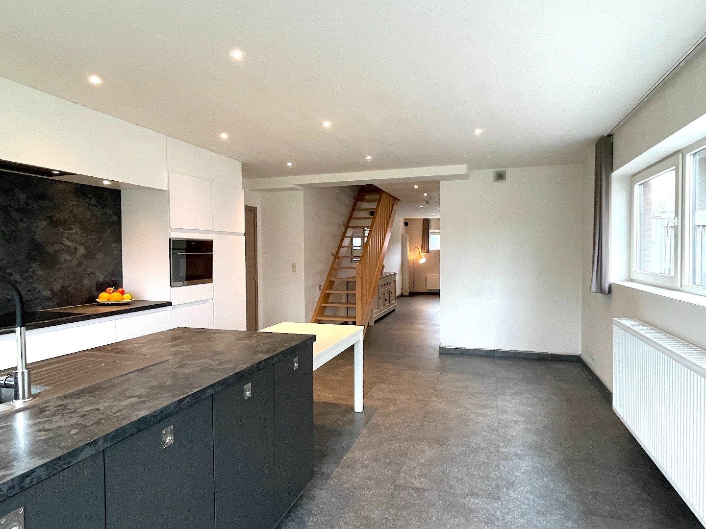Recente woning met 3 slaapkamers, leuke tuin en staanplaats! foto 4