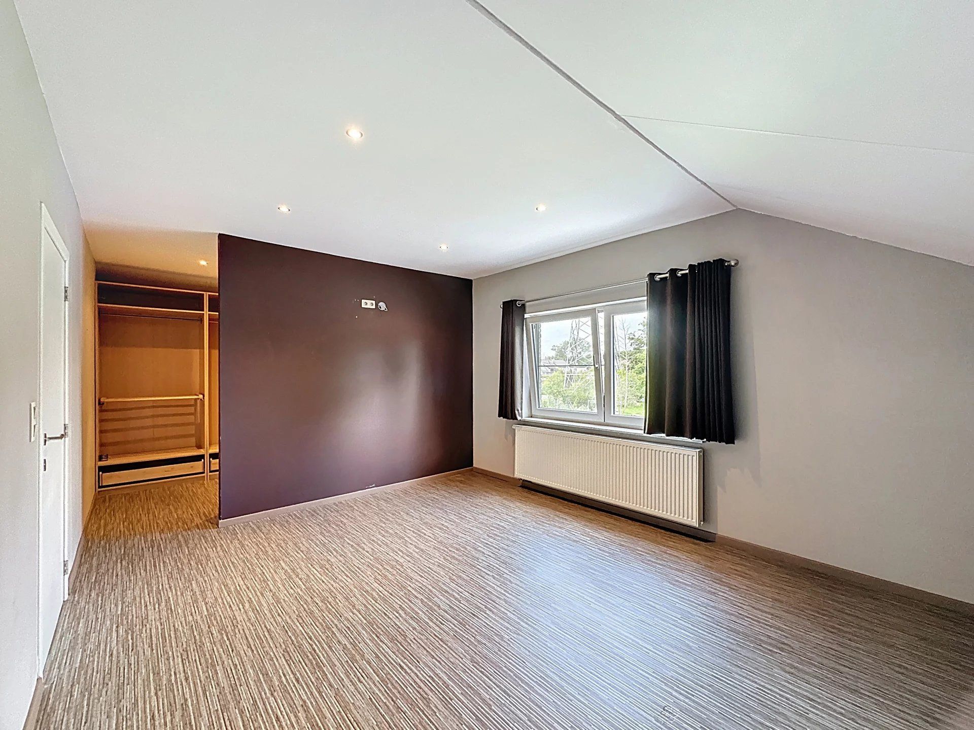 Verrassend ruime woning met 5 slaapkamers en 2 badkamers op groot perceel. foto 15