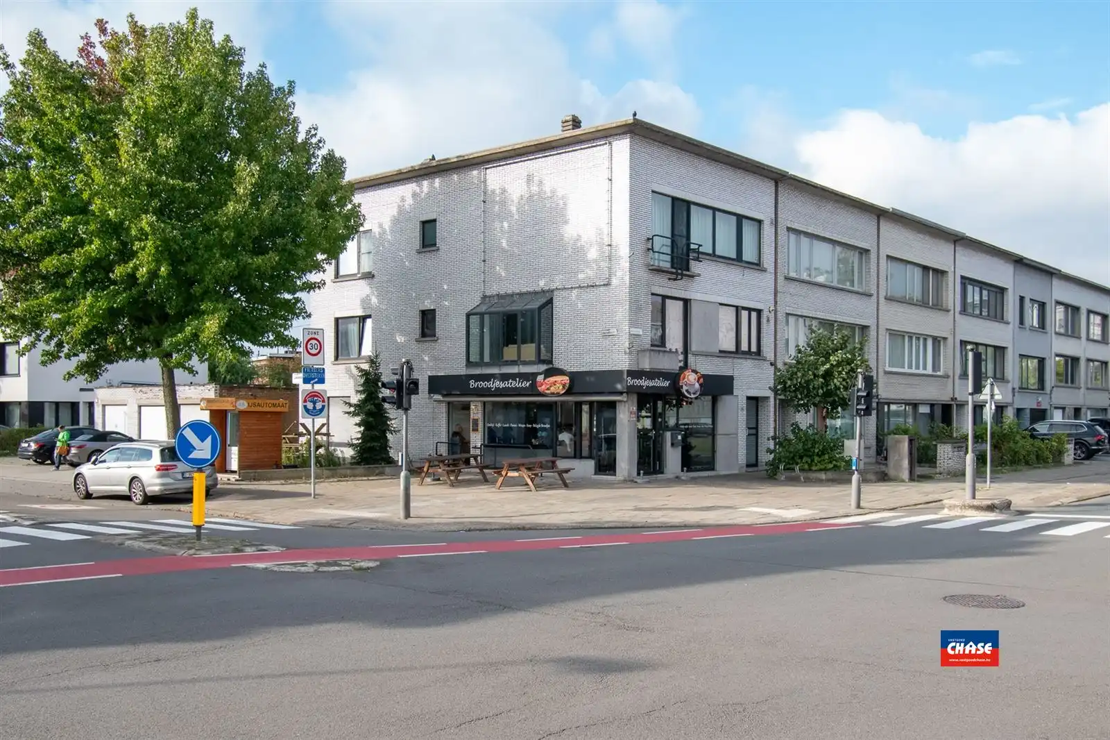 Handelspand met appartement en garagebox foto {{pictureIndex}}