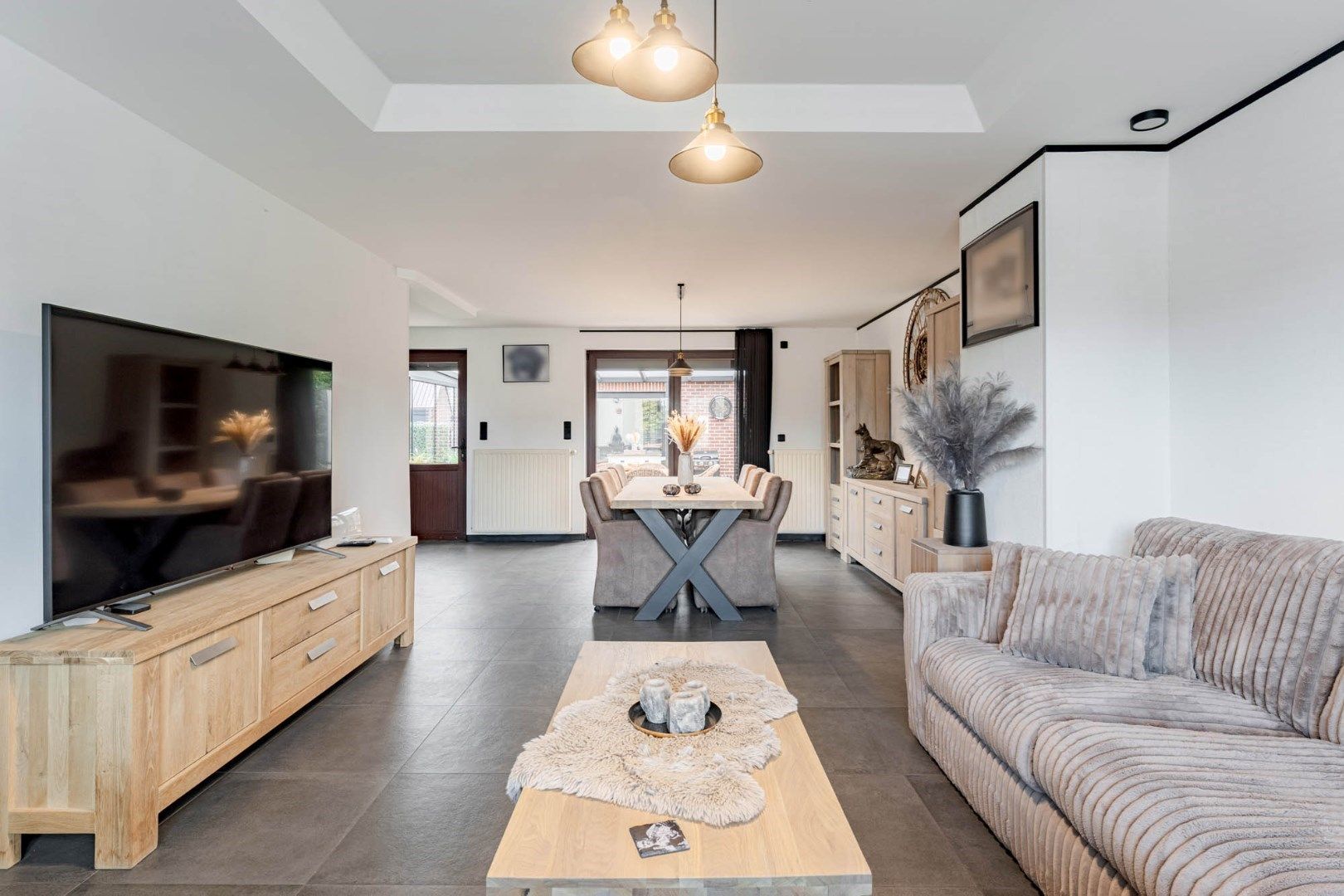 Gerenoveerde, goed onderhouden woning nabij het centrum van Bree mét een grote garage/werkplaats bereikbaar langs de Filterstraat aan de achterzijde van de woni foto 7