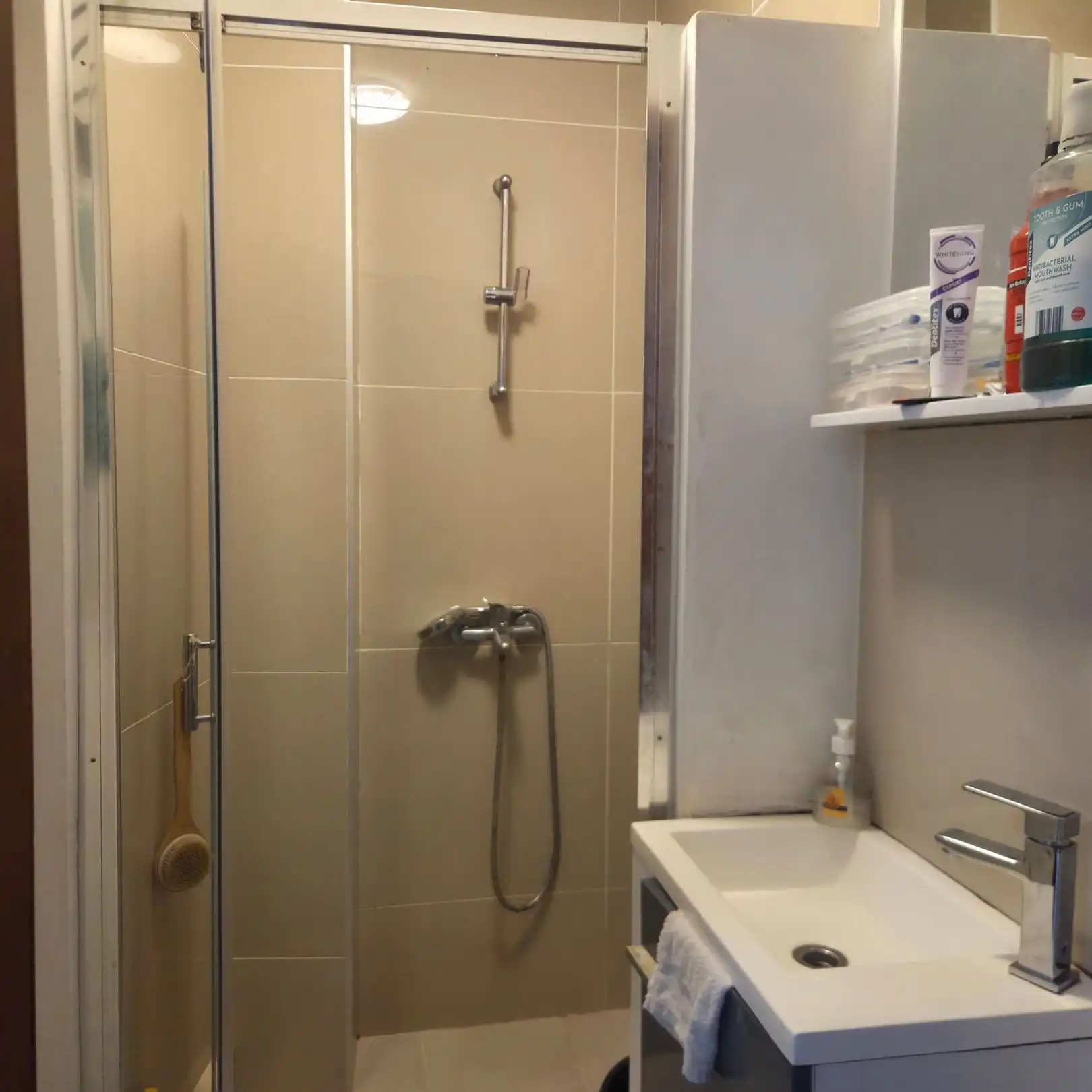 Op te frissen burgerwoning met prachtig zicht op de dokken in een buurt die volop  in ontwikkeling is. foto 5
