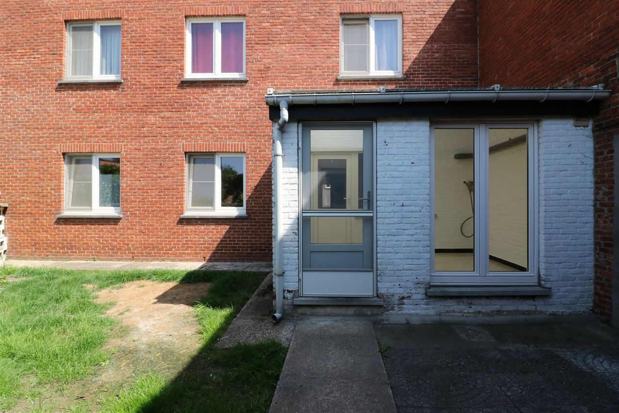 Volledig vernieuwd gelijkvloers app. met 2 slpk. en afgesloten garage foto 32