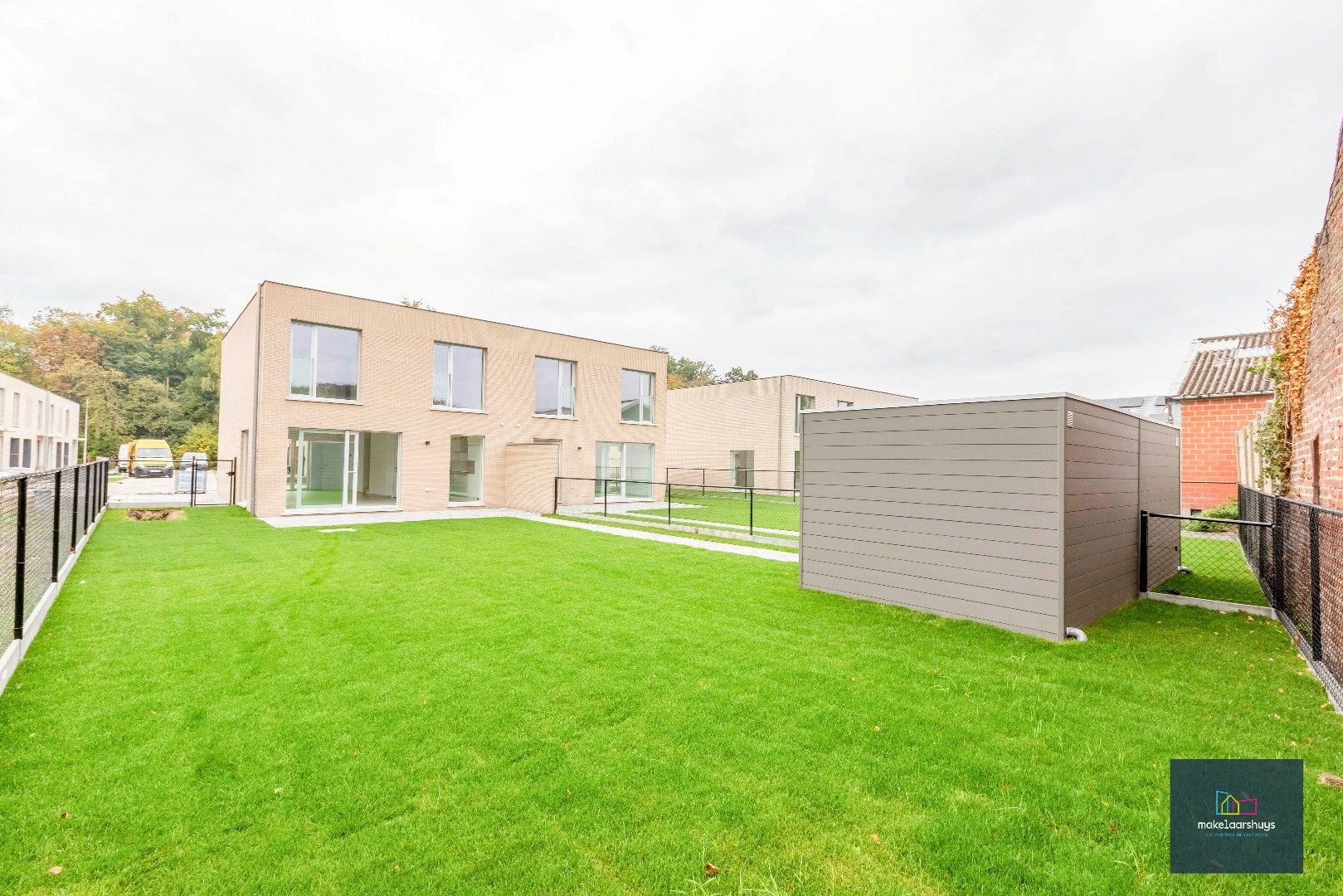 Energiezuinige nieuwbouwwoning met 3 slaapkamers , tuin en staanplaats foto {{pictureIndex}}