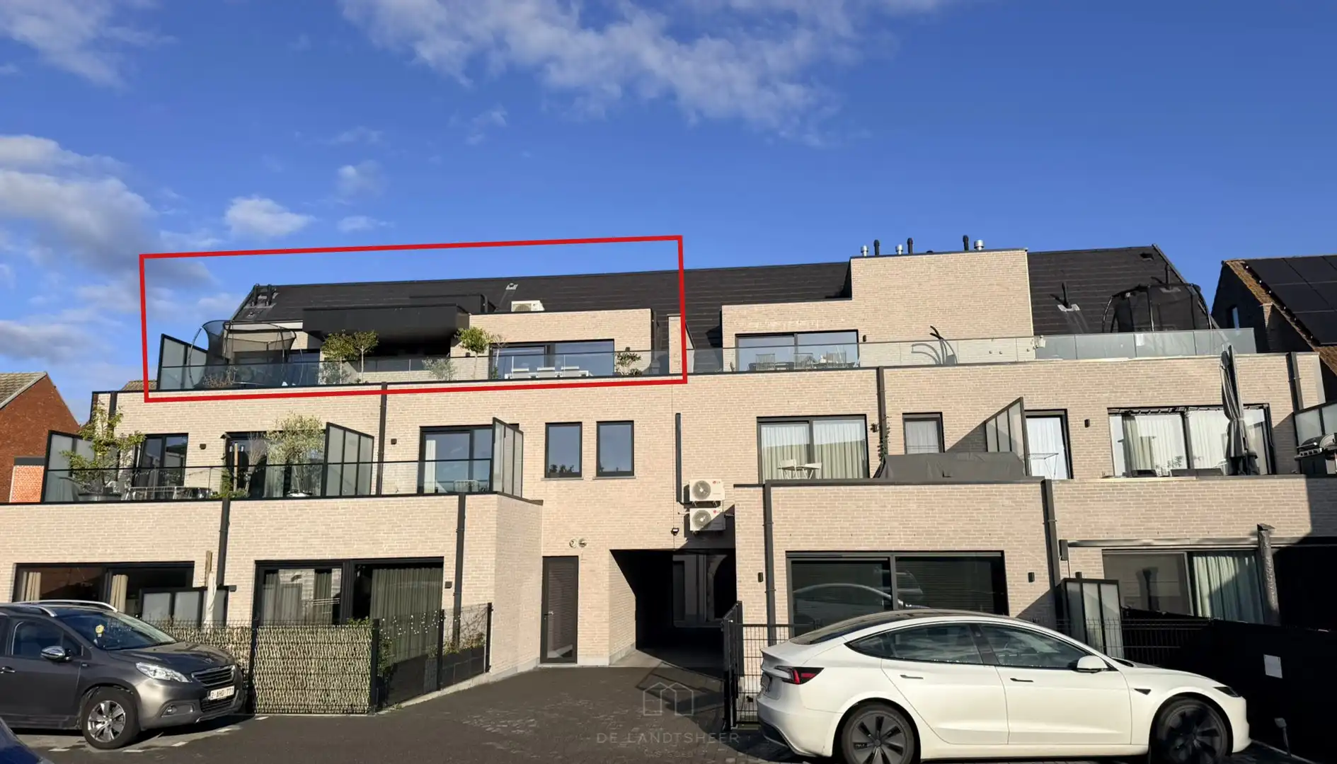 Stijlvol dakappartement met 3 slaapkamers, 2 badkamers en uitzonderlijk veel maatwerk foto 2