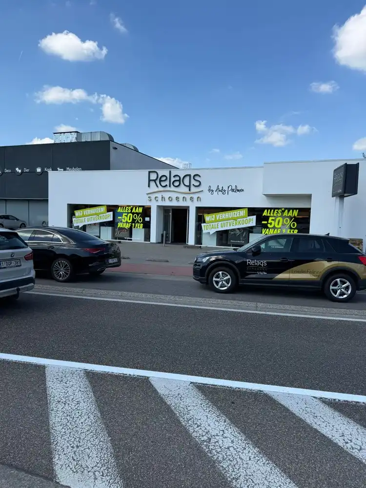 BAANWINKEL MET PARKING NABIJ MEDI MARKET, CARREFOUR, KRËFEL, ... foto 16