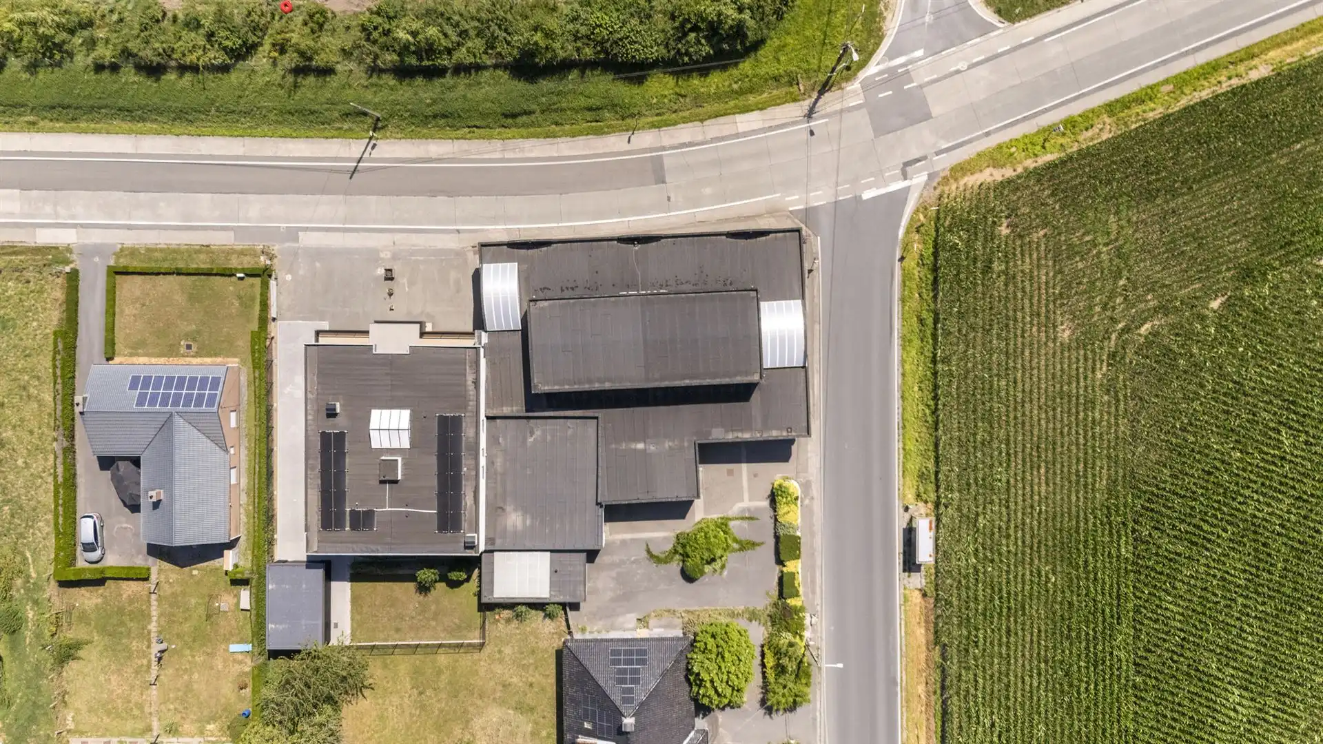 TOPgelegen commerciële hoek (showroom en atelier) met parking! foto 4