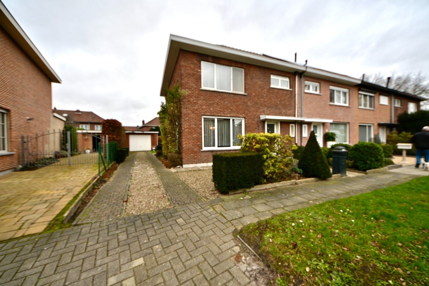Half open bebouwing met 3 slaapkamers en garage foto 2