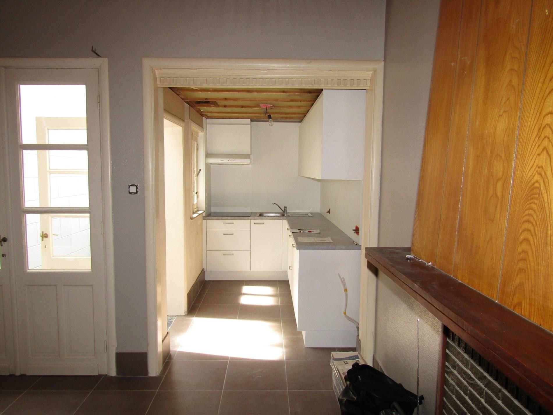 Stadswoning met 3 slpk en tuintje te koop op zeer goede locatiein Kortrijk. foto 3