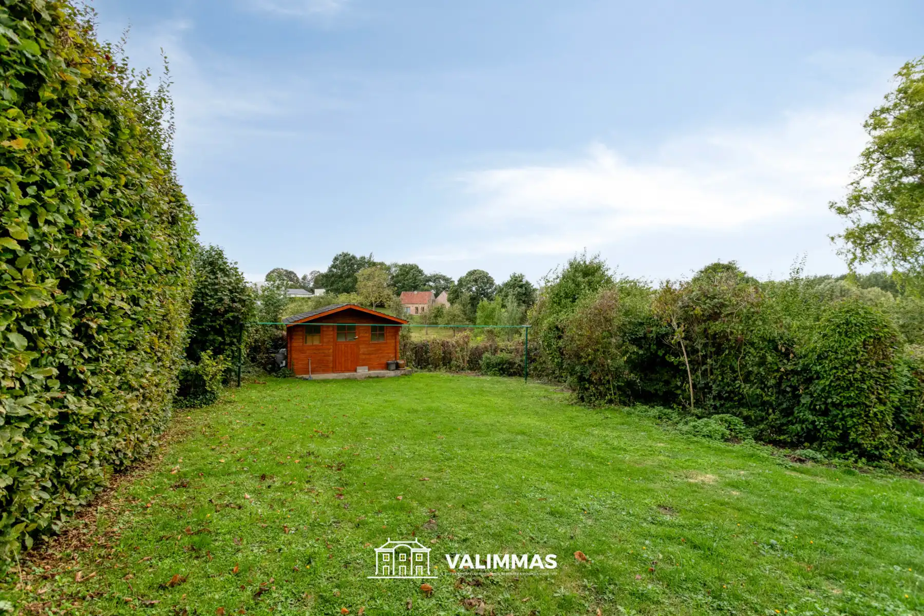 Zeer rustig gelegen villa met garage en tuin met zwemvijver foto 14