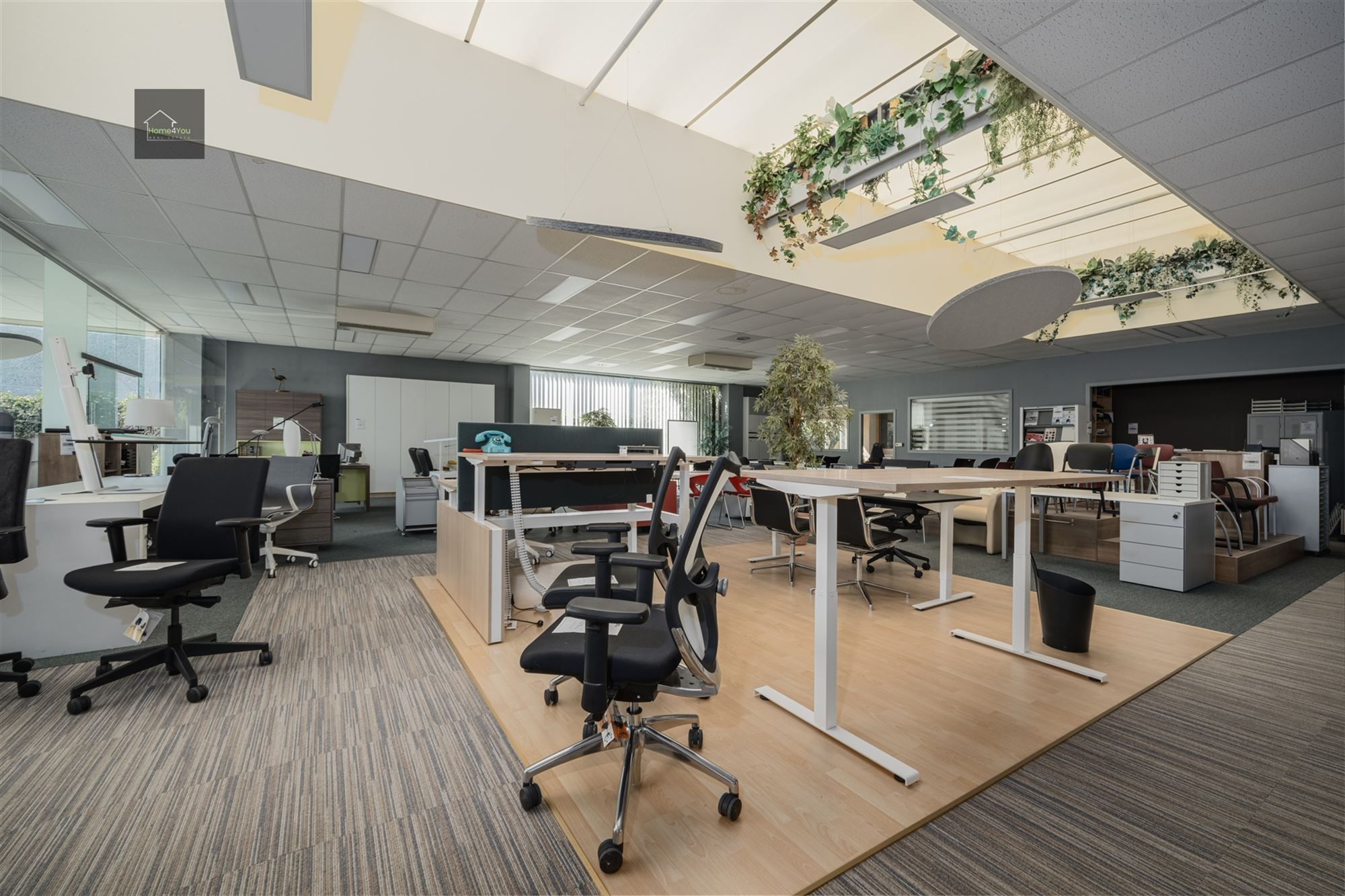 Multifunctioneel bedrijfsgebouw met toonzaal, magazijn, kantoren én woonst op toplocatie. foto 2