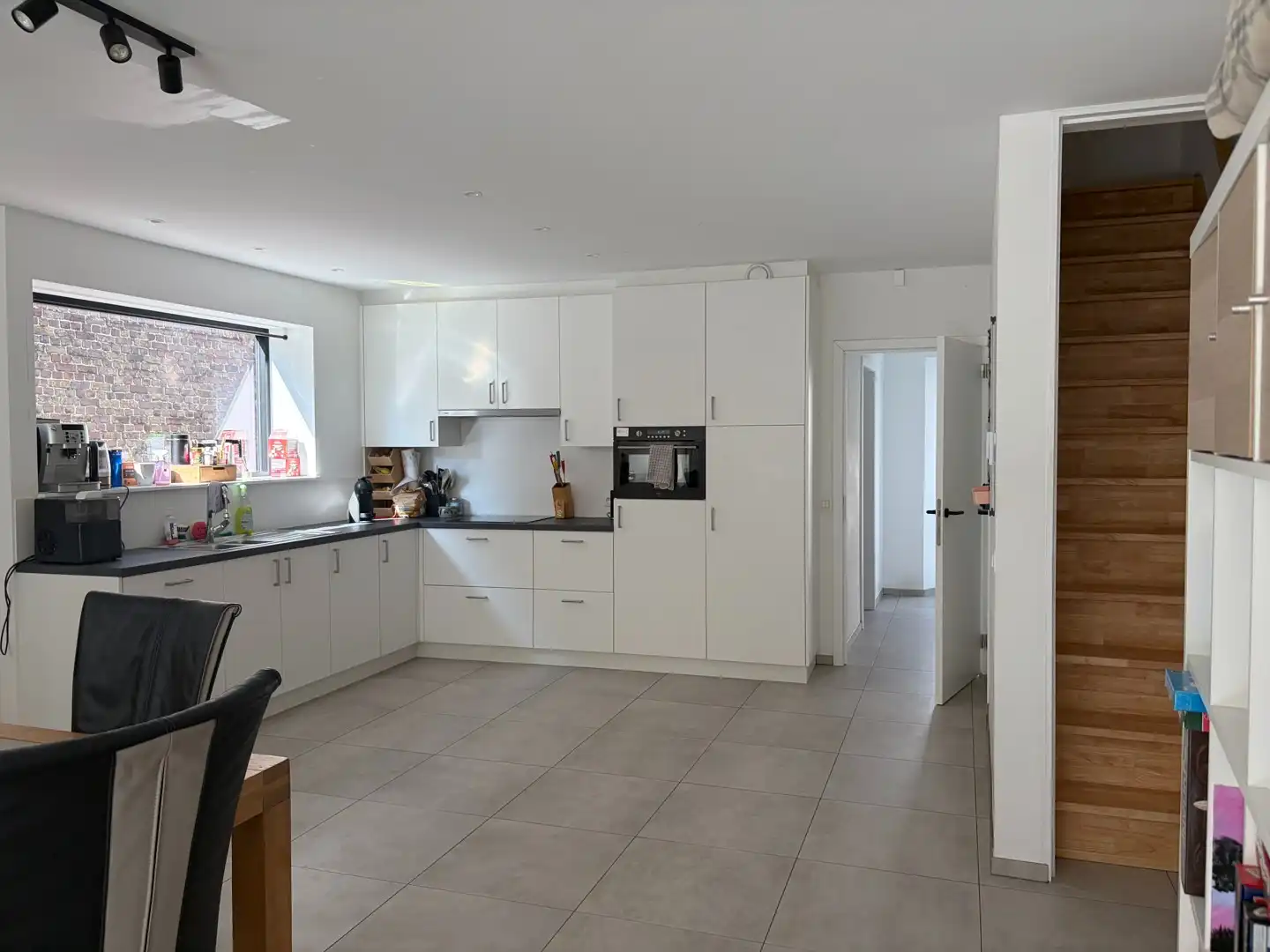 Moderne halfopen woning met alle comfort. foto 3
