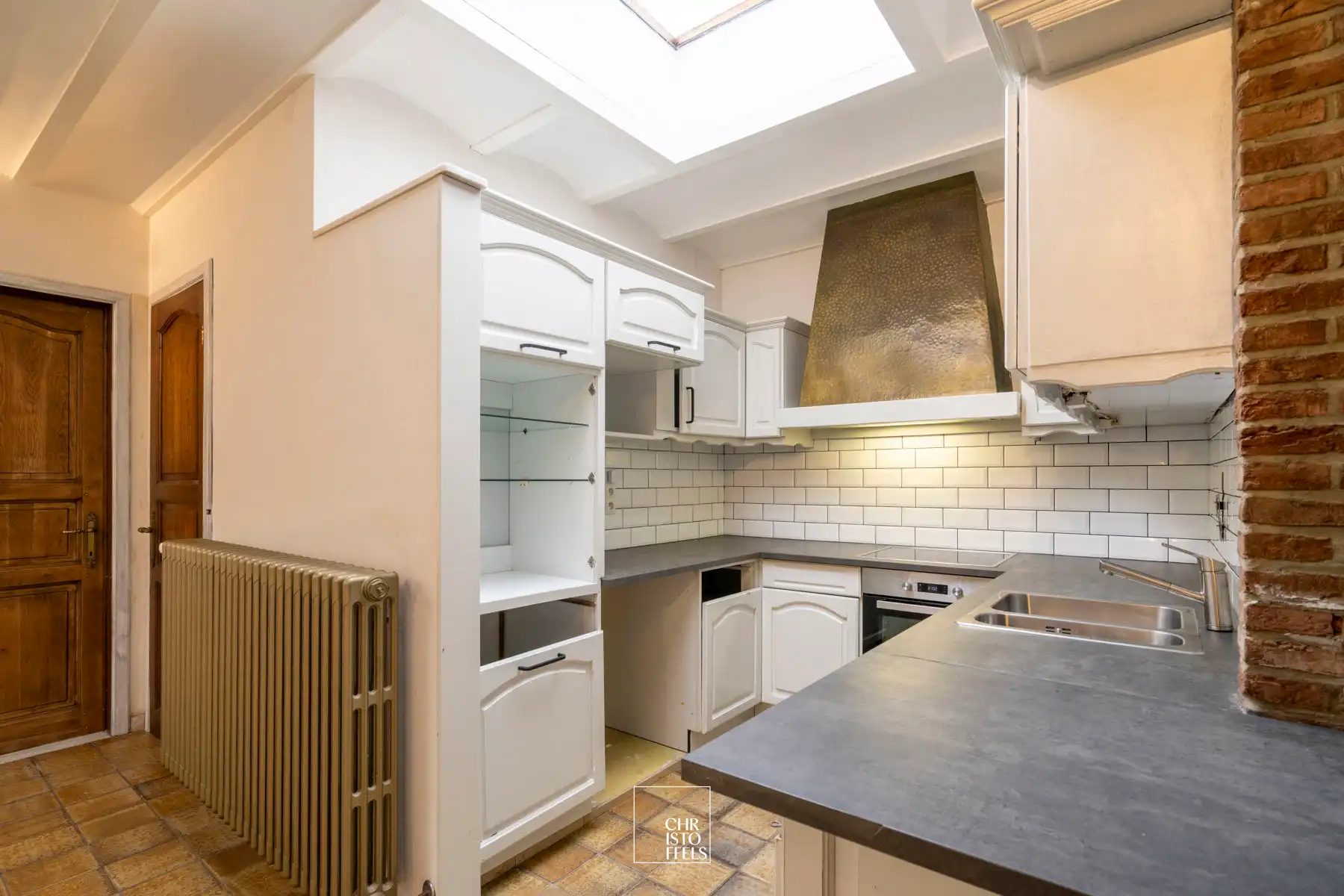 Ruime woning (199 m²) met tuin en tal van renovatiemogelijkheden! foto 6
