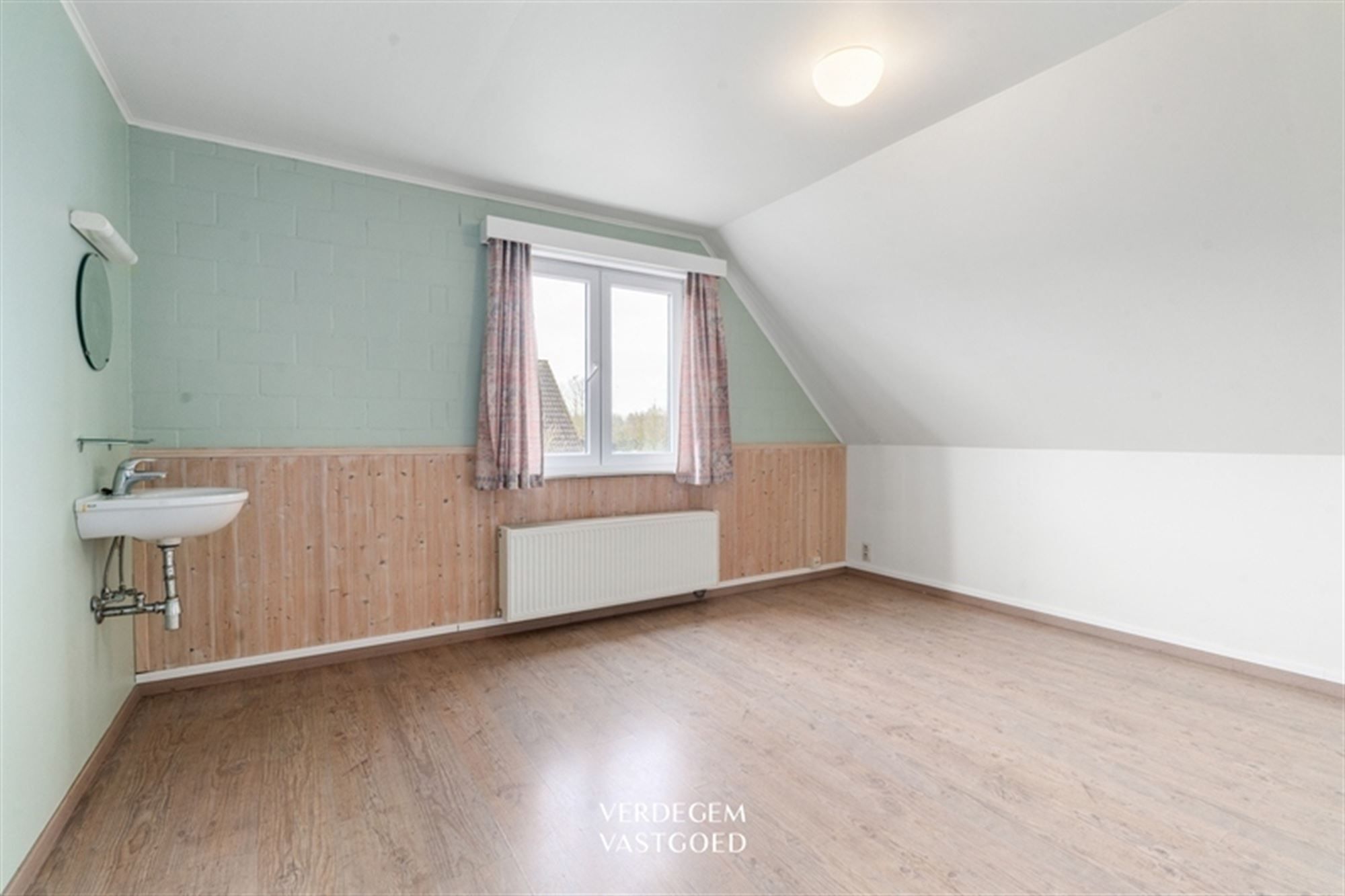 Rustig gelegen, vrijstaande woning met 6 slaapkamers op mooi perceel foto 15