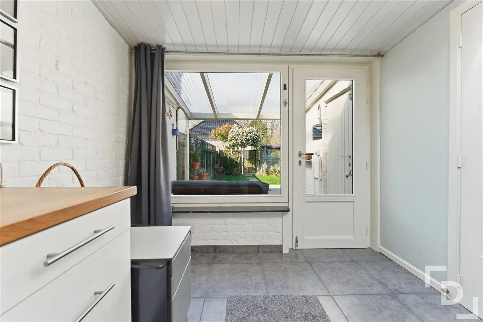 Ruime en energetische woning met uitweg en lostaande garage te koop in centrum Ieper. foto 10