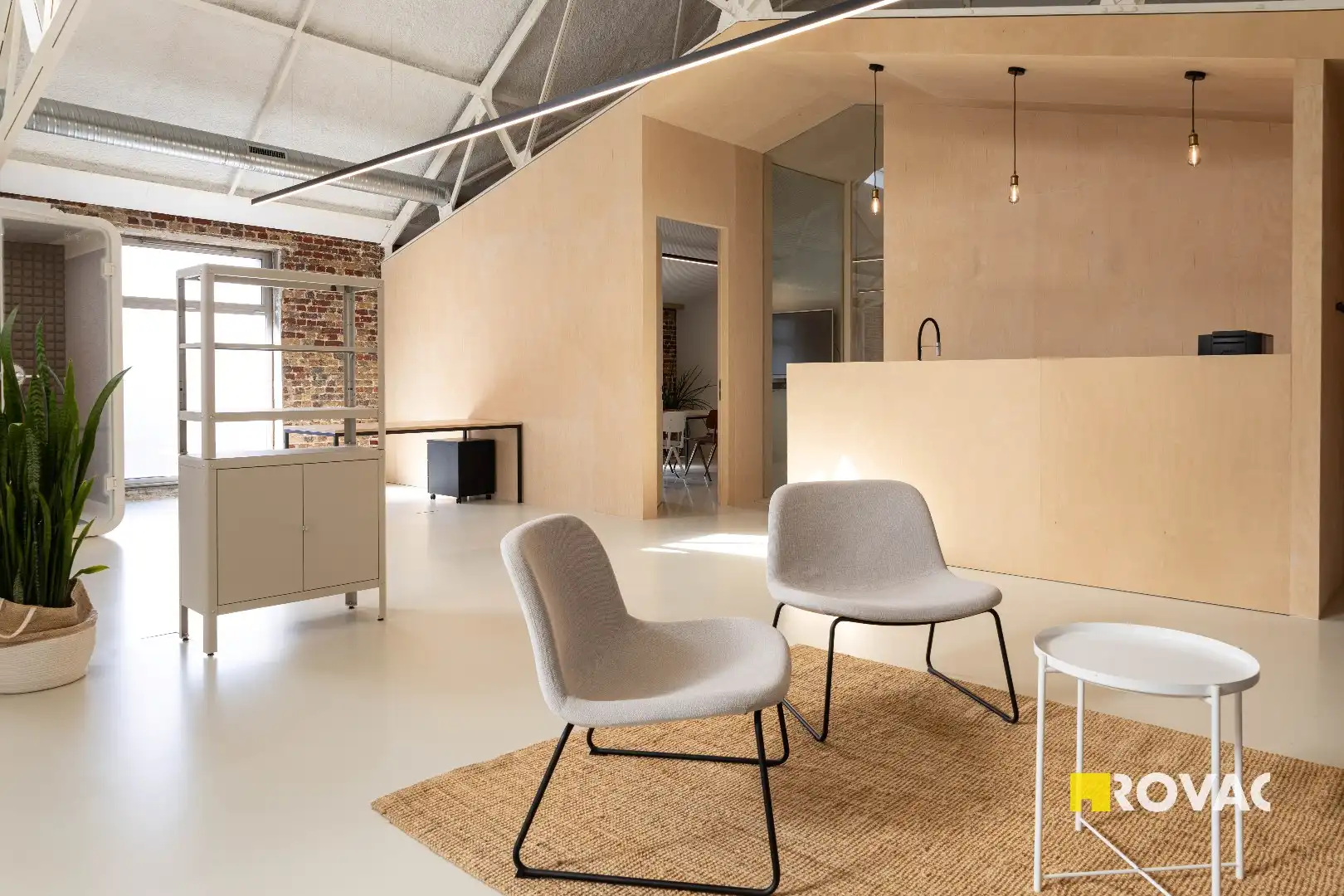 Stijlvolle en instapklare kantoorruimtes met binnentuin in centrum Izegem foto 9