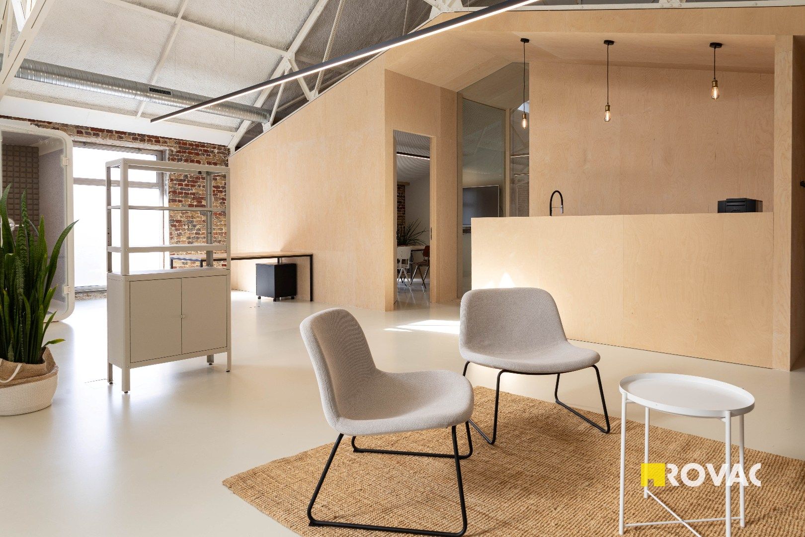 Stijlvolle en instapklare kantoorruimtes met binnentuin in centrum Izegem foto 9