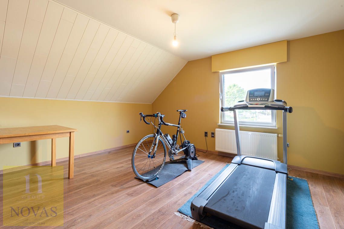 Ruime instapklare woning met 4 tot 5 slaapkamers, zonnepanelen, airco, inpandige garage en buitenstaanplaatsen foto 24