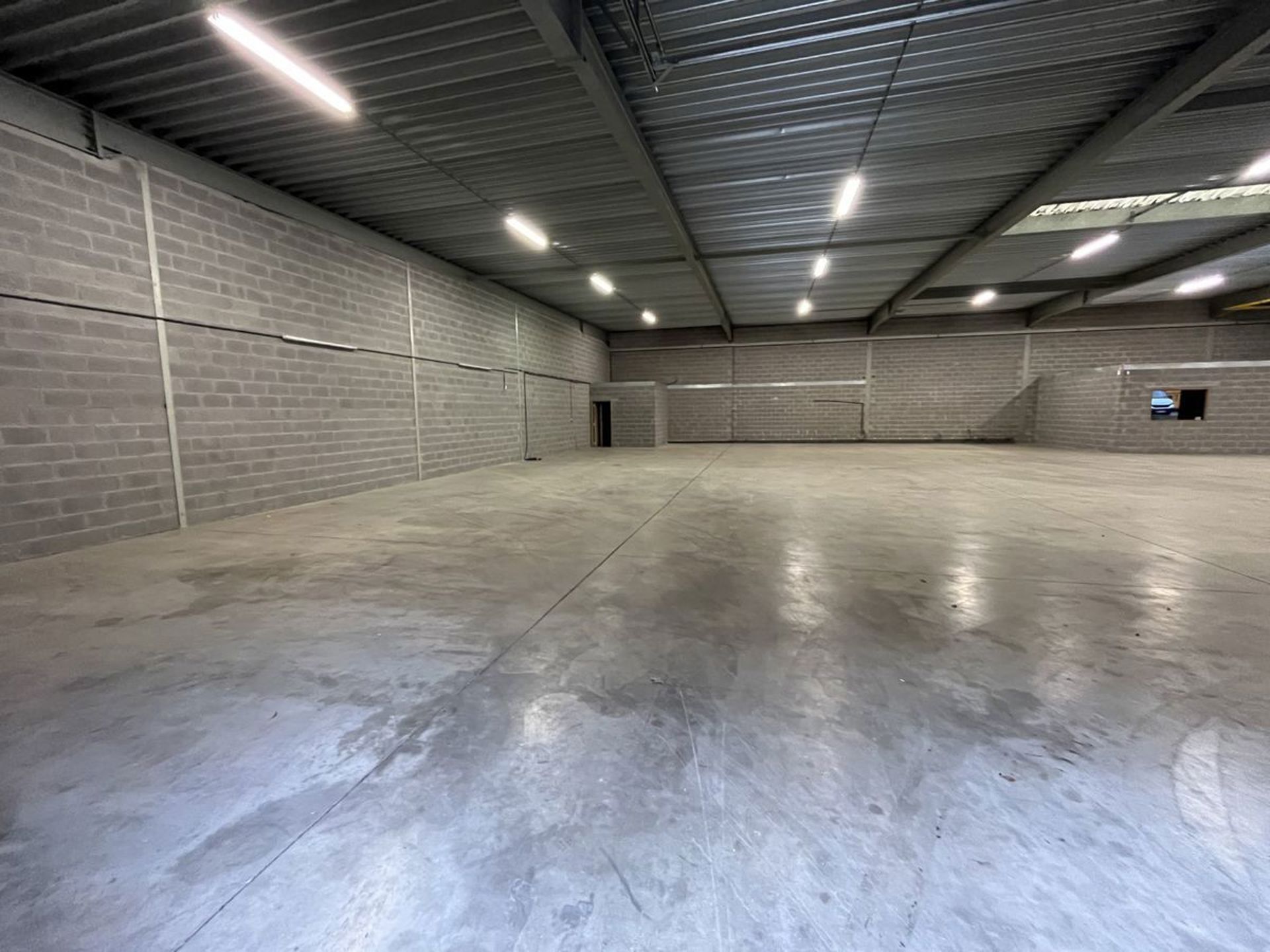 CENTRAAL GELEGEN MAGAZIJN VAN 1500M² foto 11