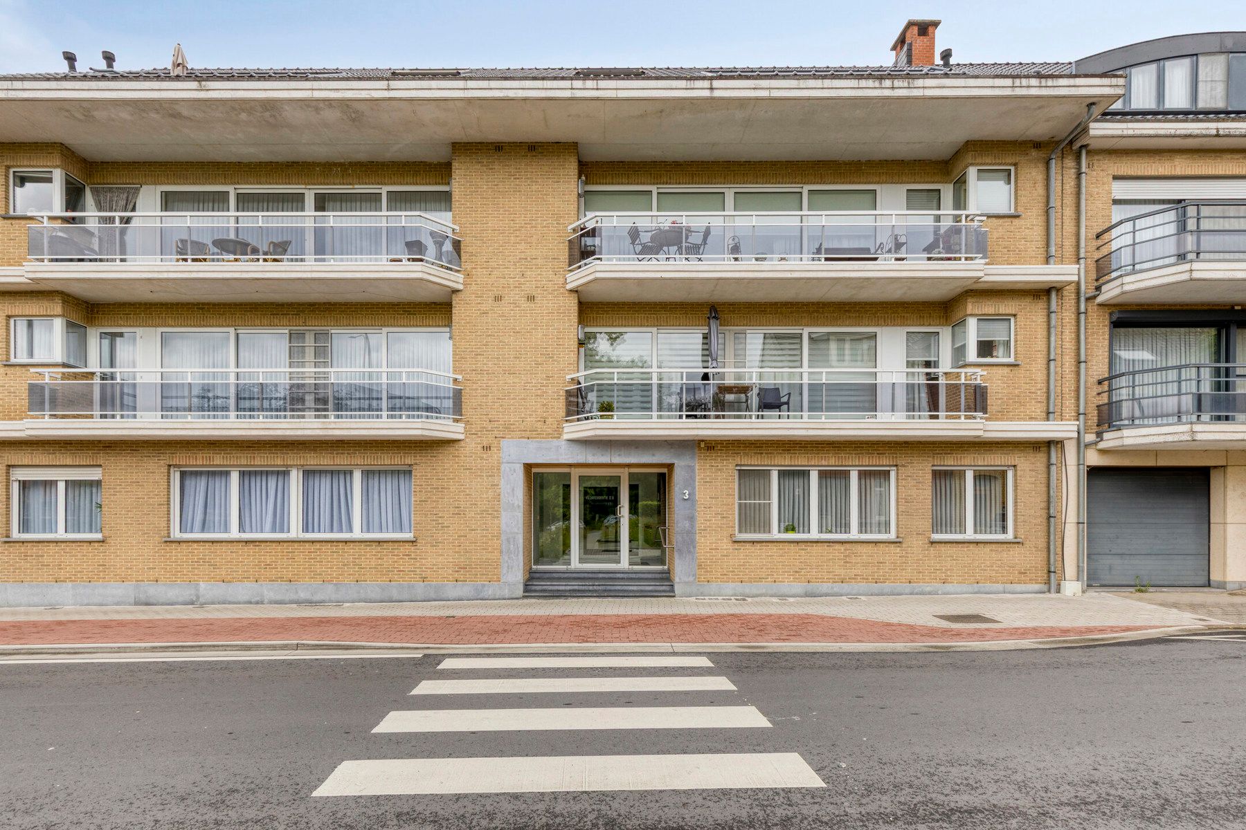 Licht en ruimte in dit appartement met tuin, inpandige garage en lift foto {{pictureIndex}}