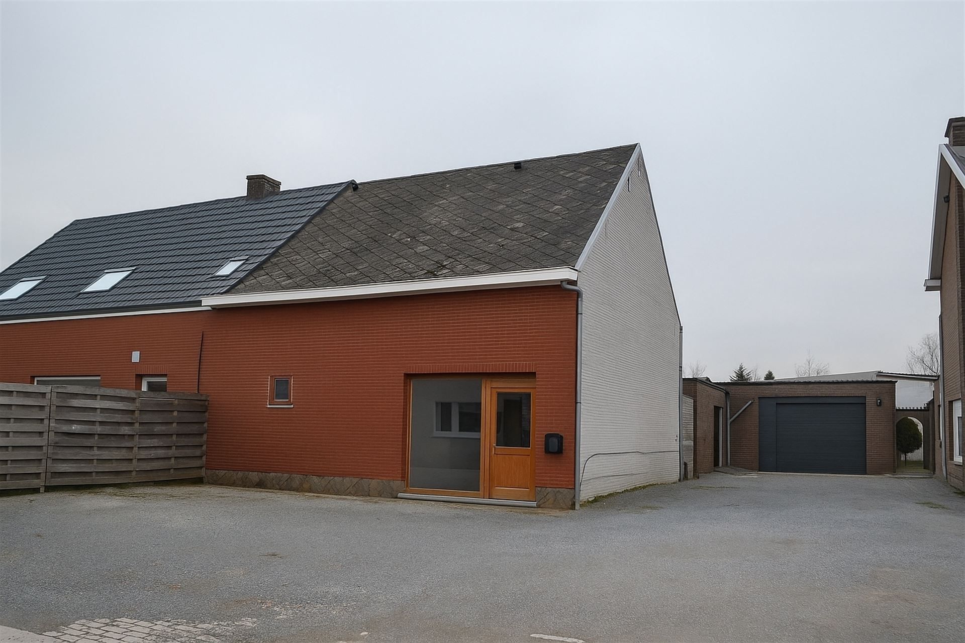 WINKEL MET PARKING VOOR 3 AUTO'S OP EEN COMMERCIELE LIGGING foto {{pictureIndex}}