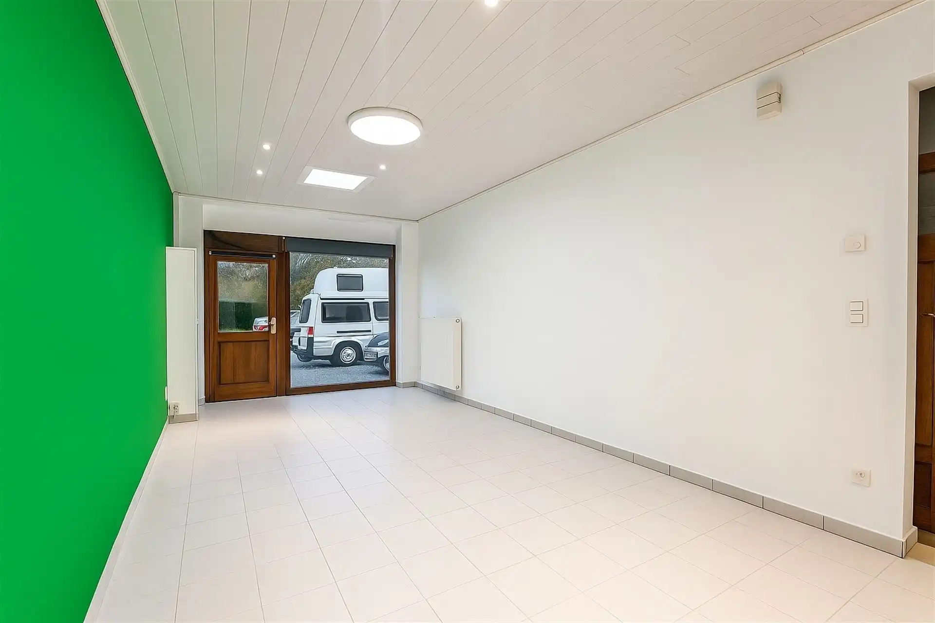 WINKEL MET PARKING VOOR 3 AUTO'S OP EEN COMMERCIELE LIGGING foto {{pictureIndex}}