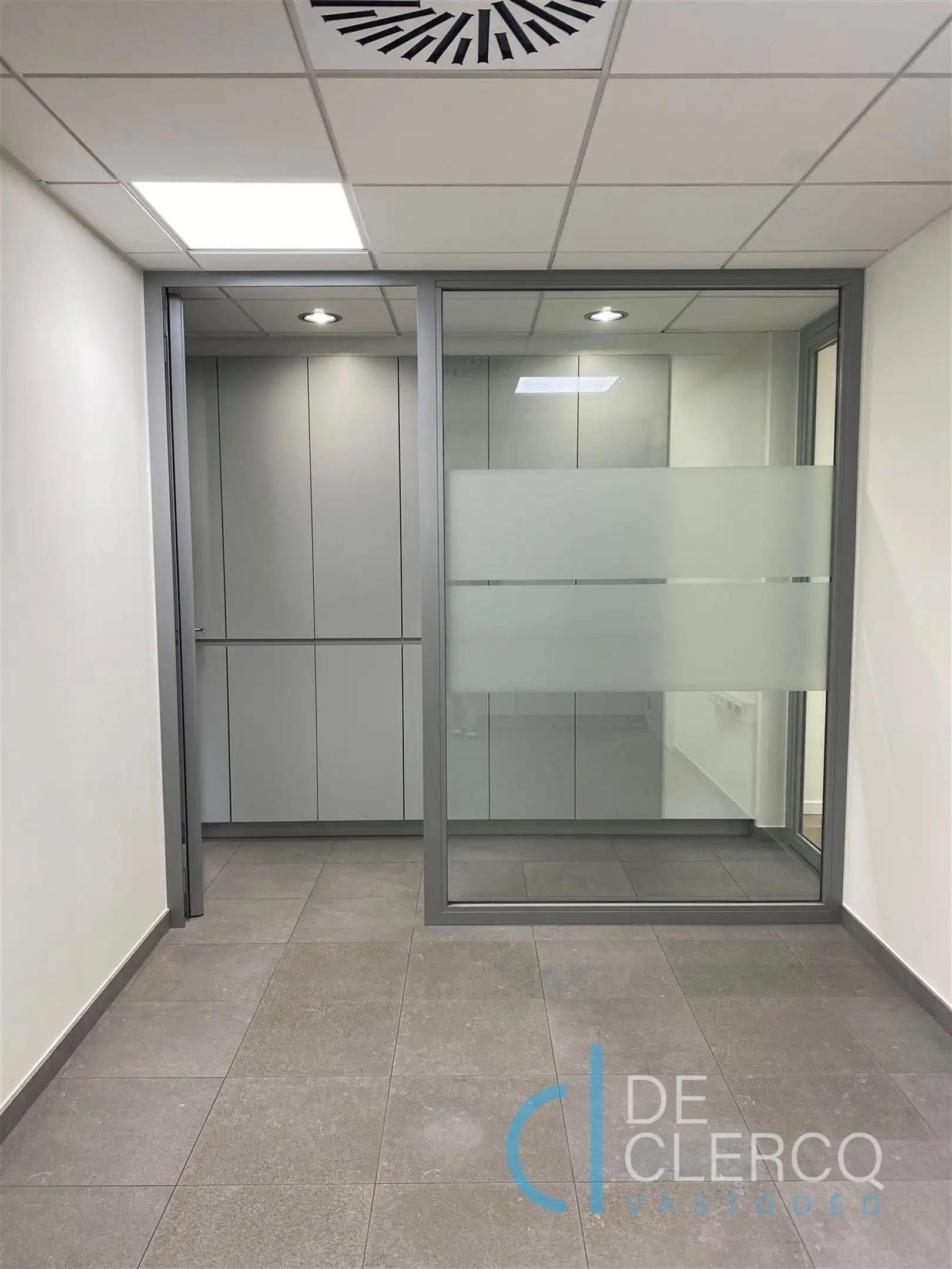 Nieuw, ruim kantoor met parking te huur centrum Lochristi!  foto 7